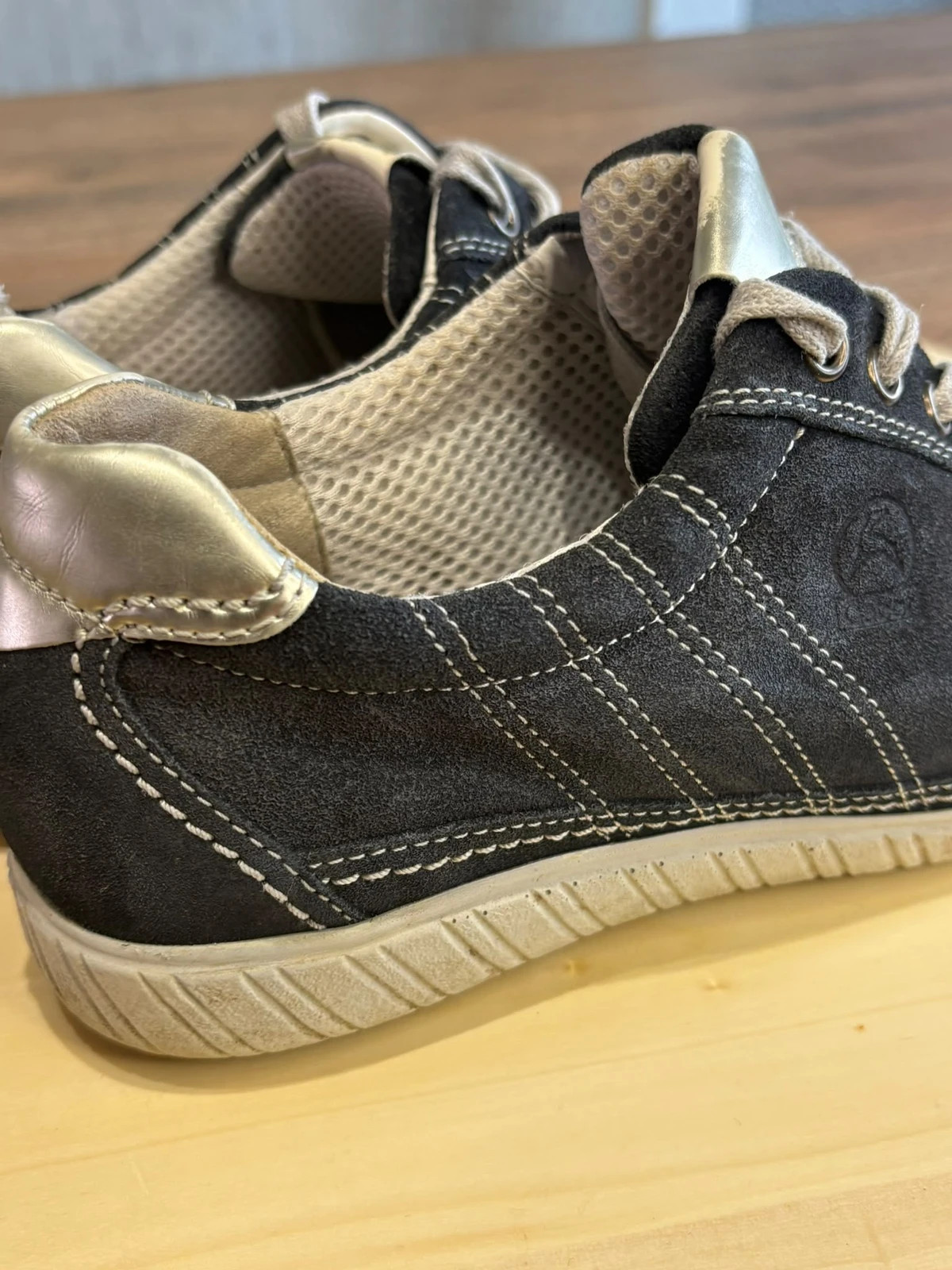 Baskets Tennis Gabor Daim Noir et Dore Taille 36 UK 3.5 Chaussures Femmes – Gabor – taille 36 4