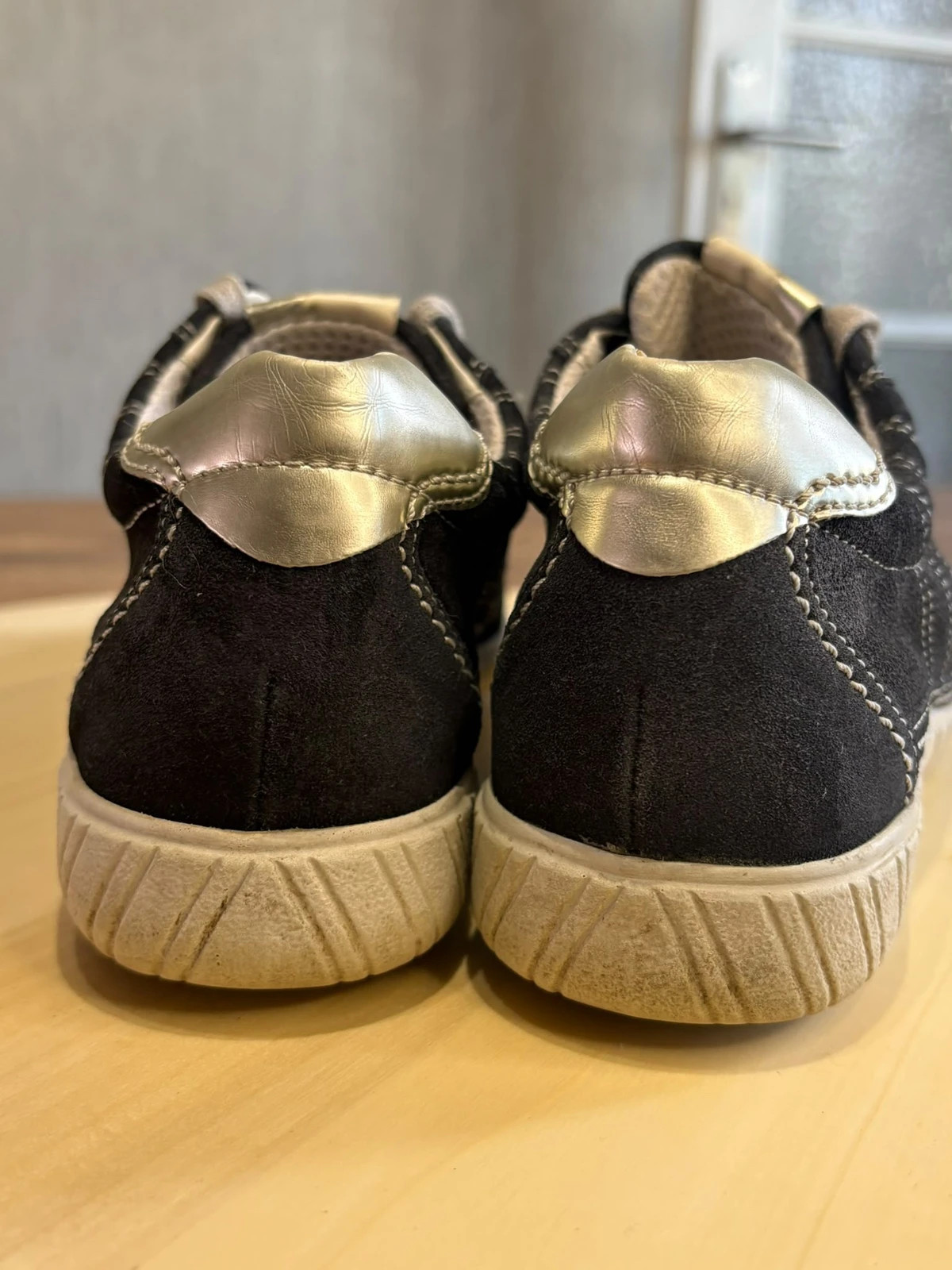 Baskets Tennis Gabor Daim Noir et Dore Taille 36 UK 3.5 Chaussures Femmes – Gabor – taille 36 5