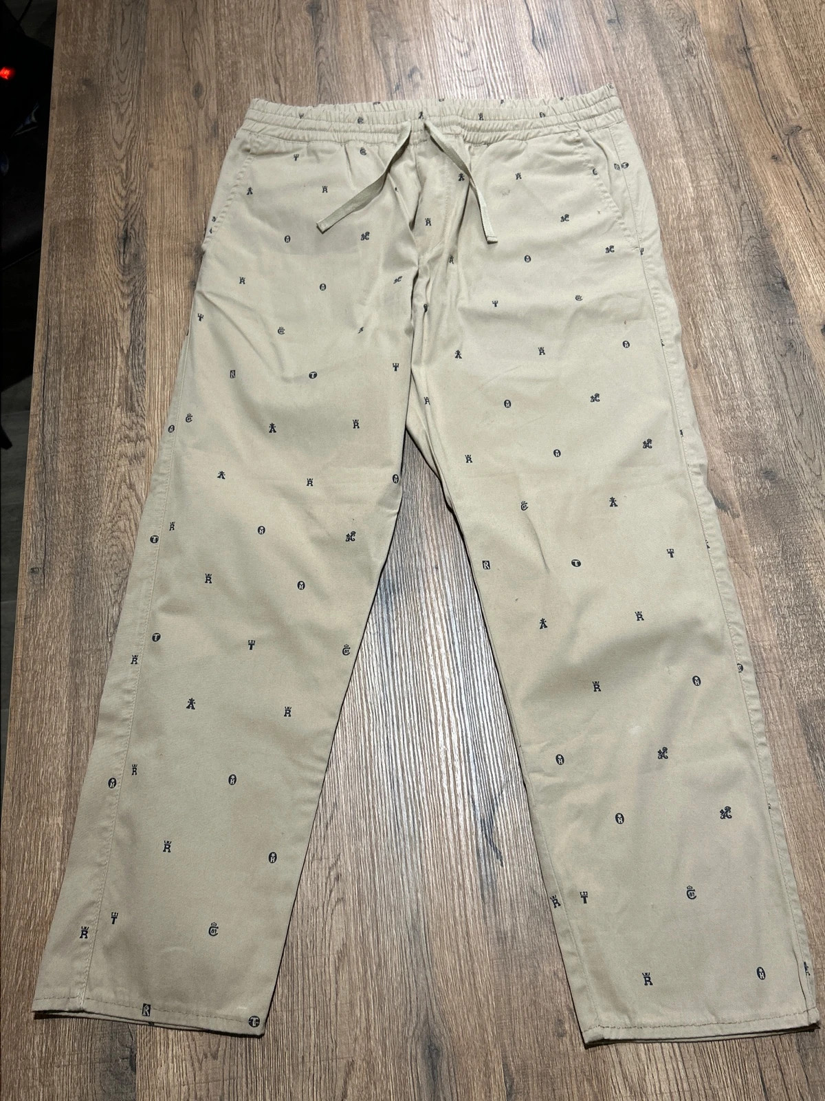 Pantalon Carhartt (6) WIP Madison Jogger Beige All Over Print Logos Taille M Chino – Carhartt – taille M 2