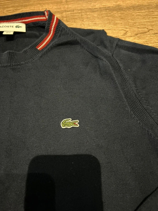 Jesrsey Lacoste bleu avec détaille rouge taille M pull homme – Lacoste – taille M 3
