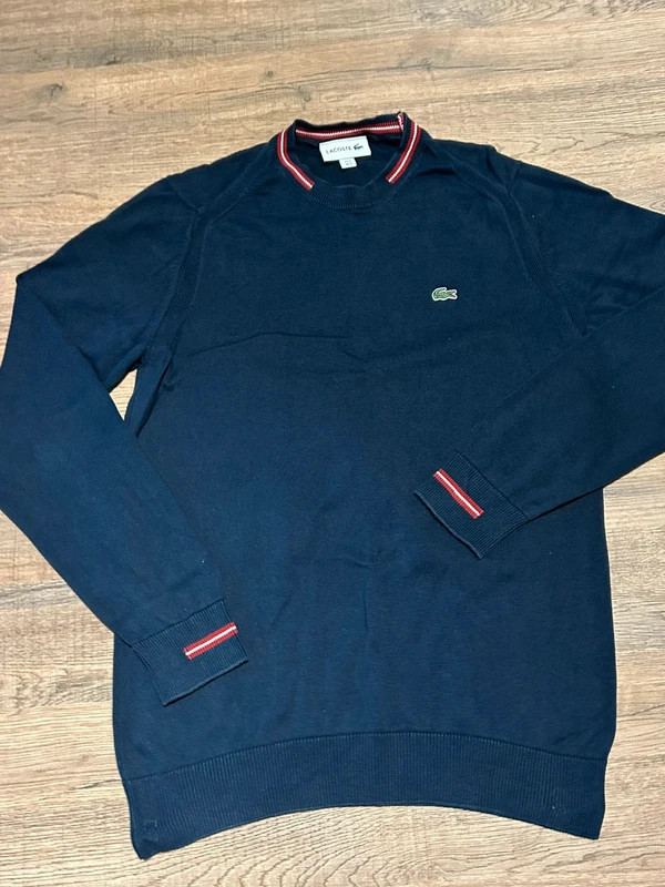 Jesrsey Lacoste bleu avec détaille rouge taille M pull homme