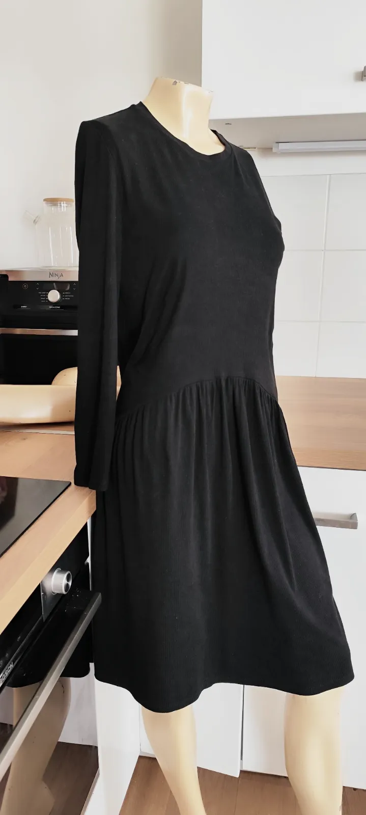 superbe robe noir taille 38  96 % polyestere 4 % elasthane  (1) – independante – taille M 4