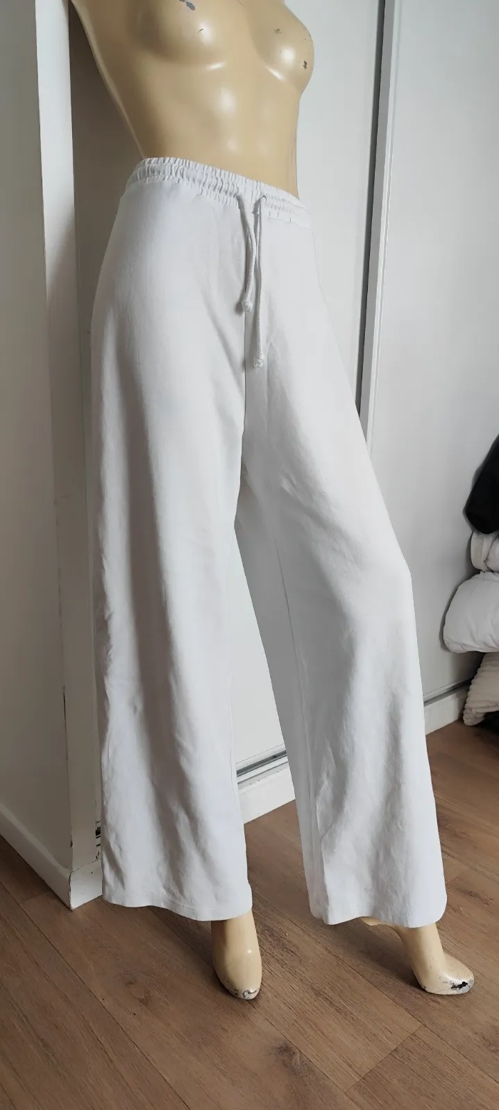 tres jolie pantalon zara blanc jambe large taille 40  85 % coton 10 % polyestere – Zara – taille 40 2