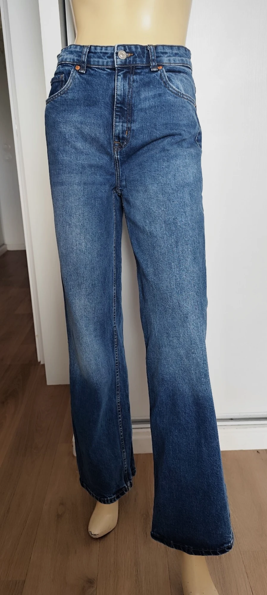 superbe pantalon jeans  taille 40 coupe droite 99 % coton 1 % elasthane  