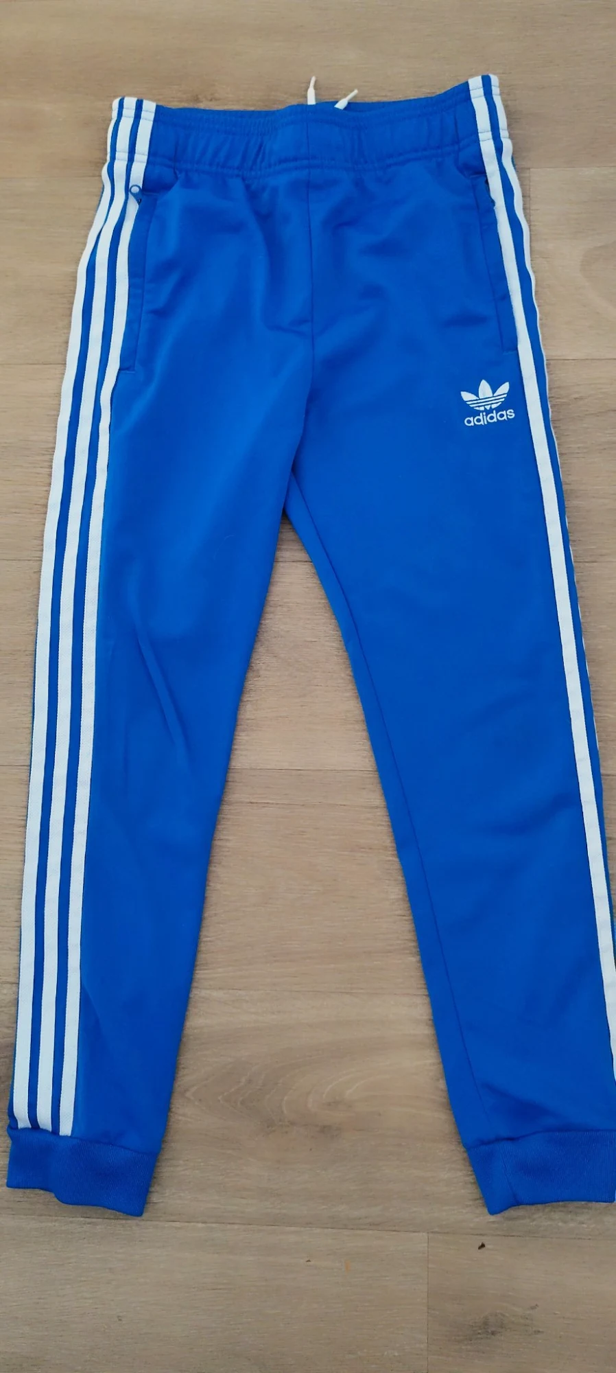 tres jolie bas de survetement adidas taille 11 / 12 ans  avec poches zipp