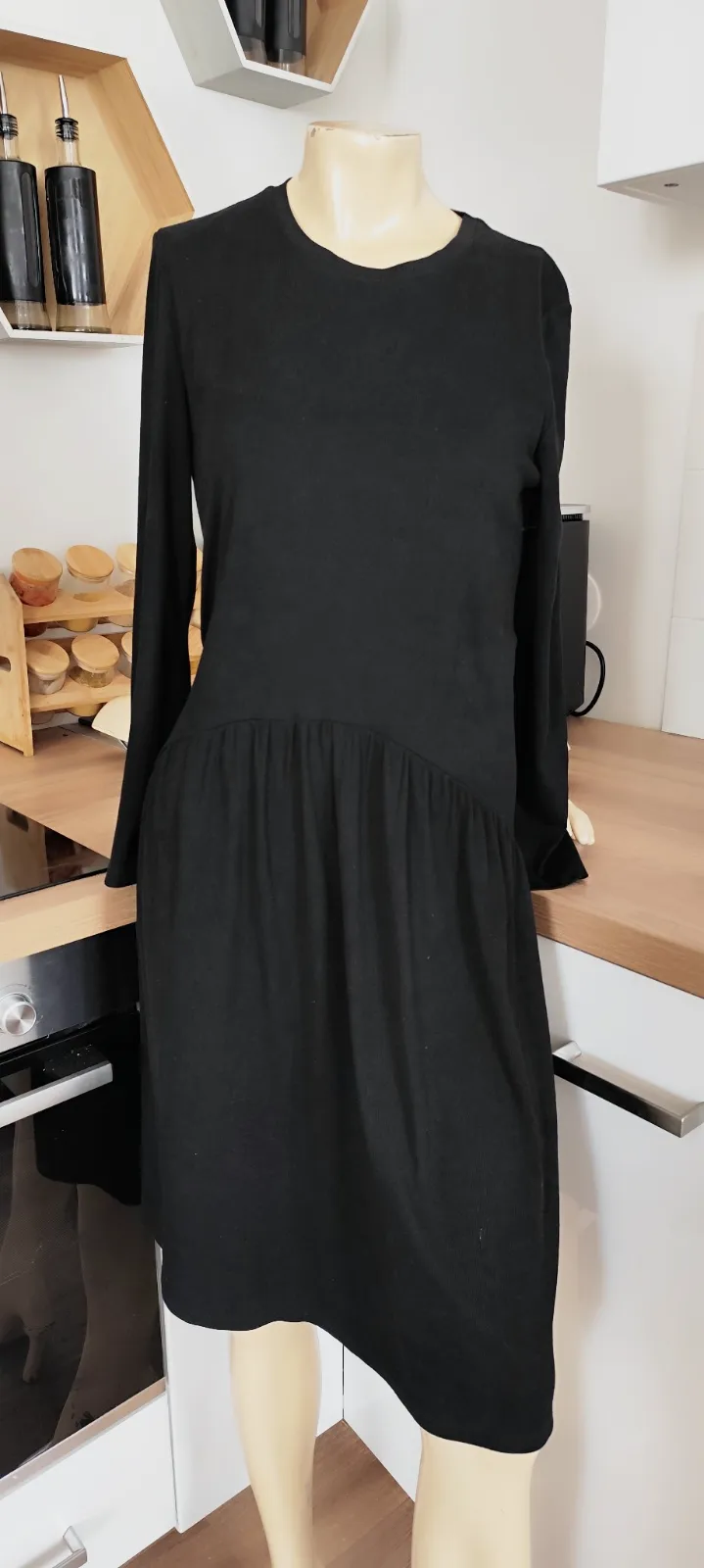 superbe robe noir taille 38  96 % polyestere 4 % elasthane  (1) – independante – taille M 2