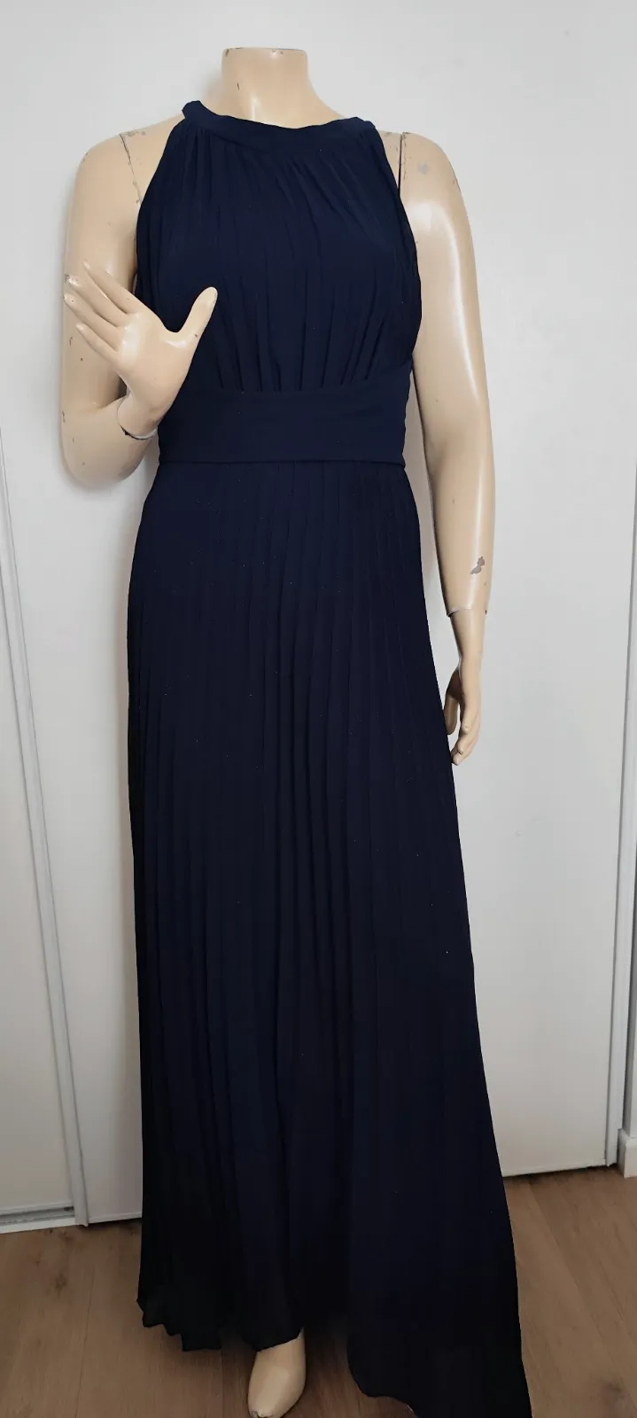 superbe robe longue noir fluide legere et agreable a porter tres fraiche taille