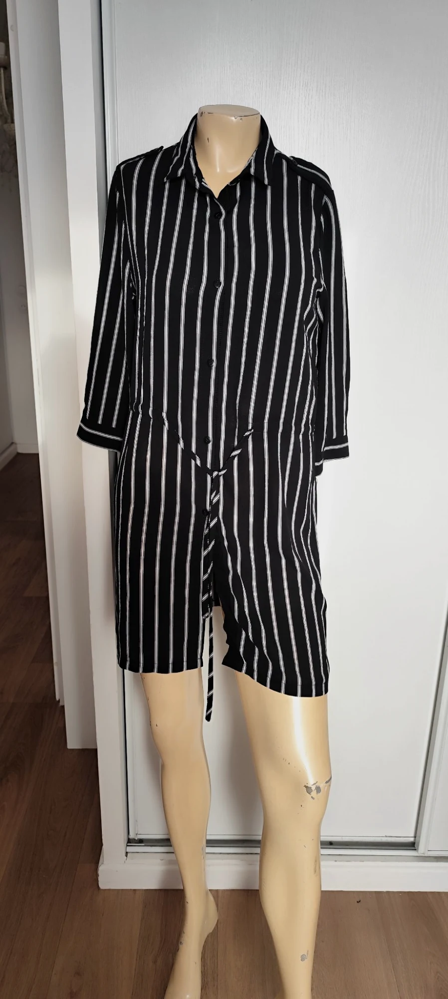 superbe chemisier long avec ceinture noir et blanc taille 36 /38 sweewe 100 % po