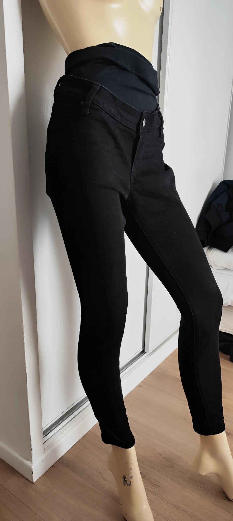 superbe pantalon en jeans asos noir  taille 38 77 % coton 20 % polyestere 2 % el