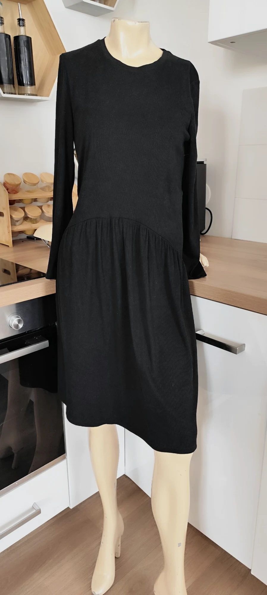 superbe robe noir taille 38  96 % polyestere 4 % elasthane  (1)