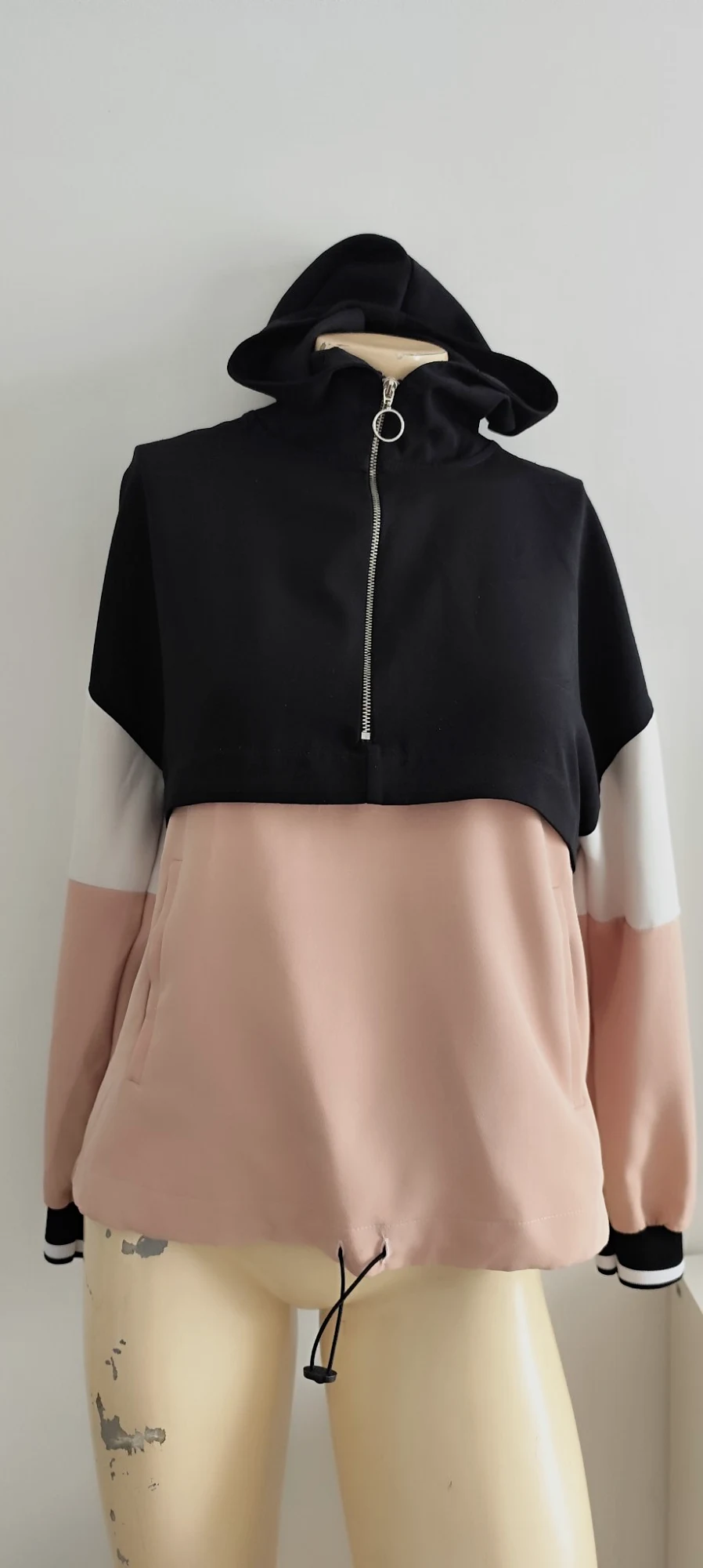 tres jolie haut a capuche taille s zara 