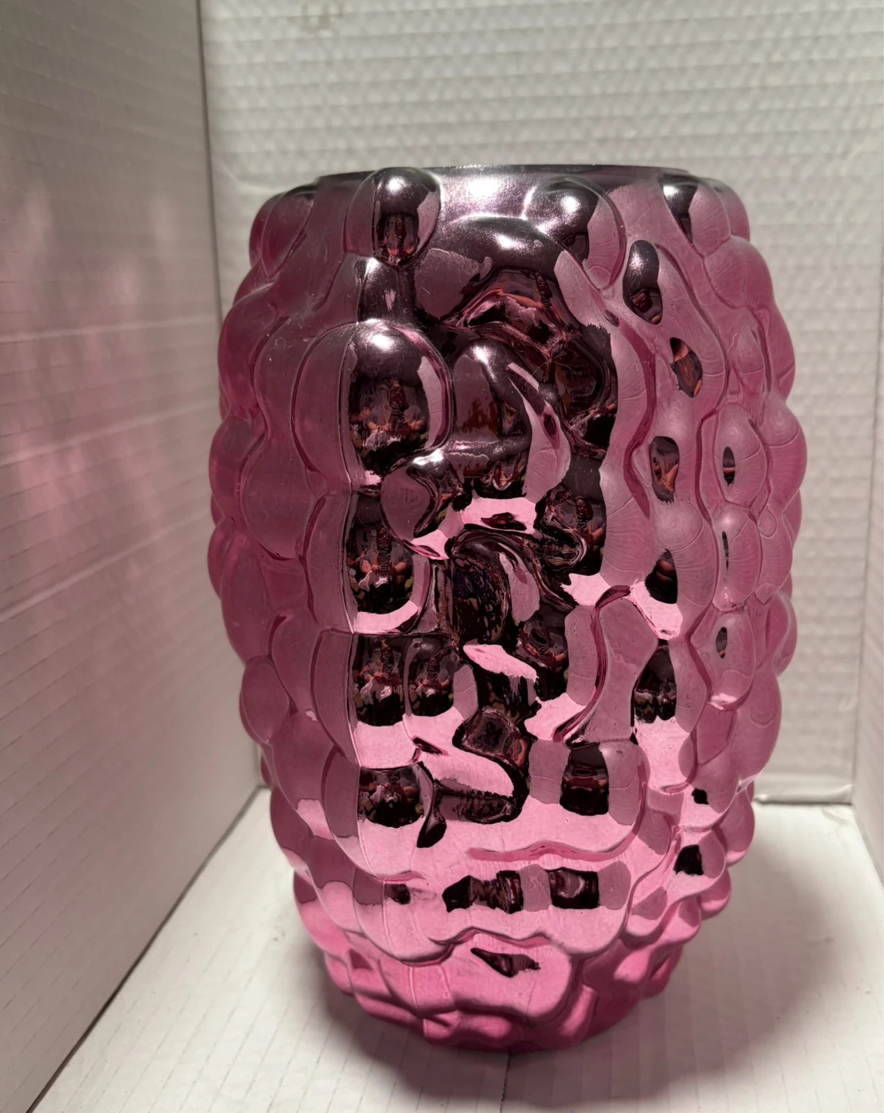 Jarrón de cristal rosa metalizado relieve abultado (24 cm)