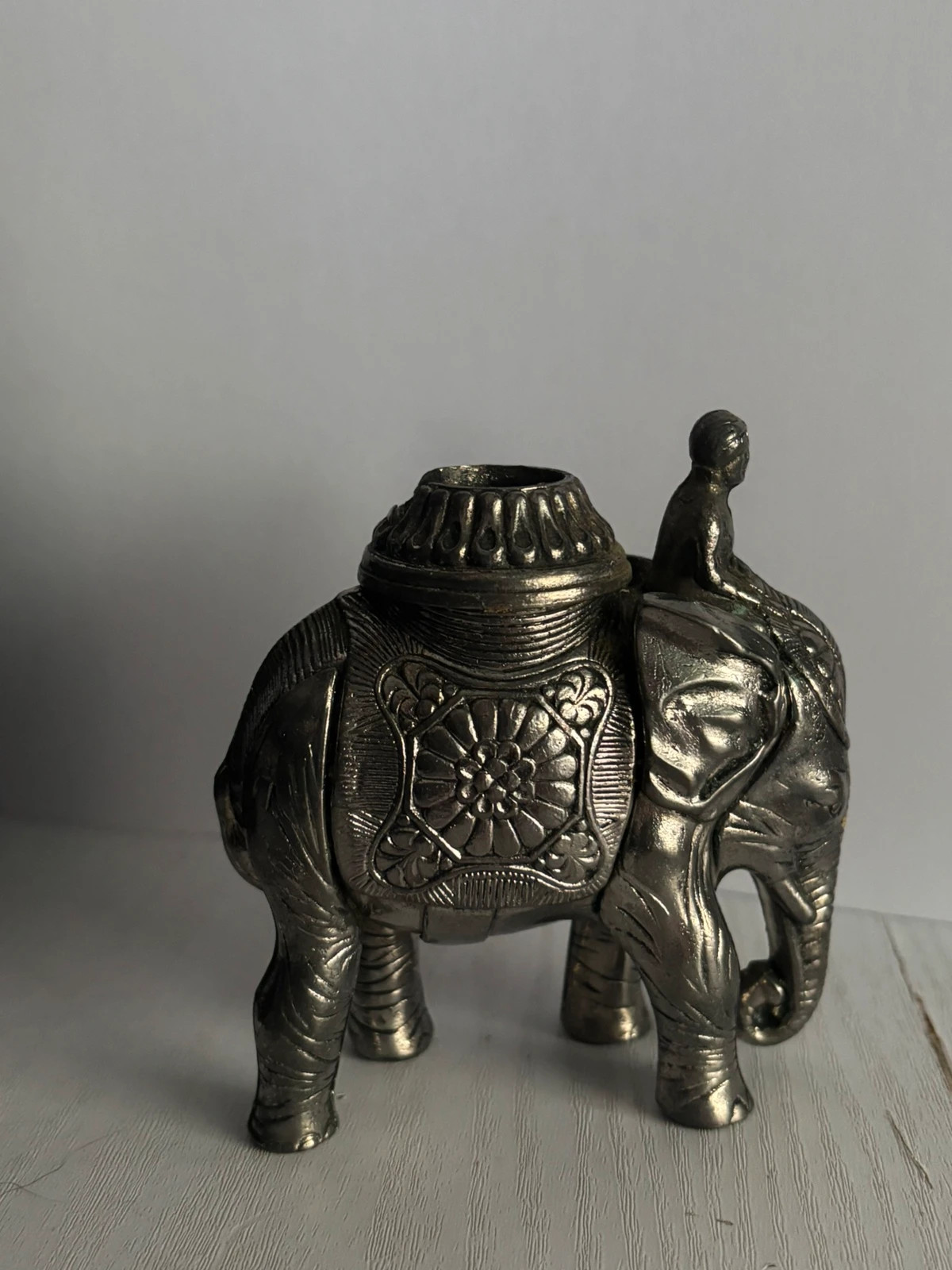 Funda / Soporte metálico para mechero – Elefante vintage con jinete 3