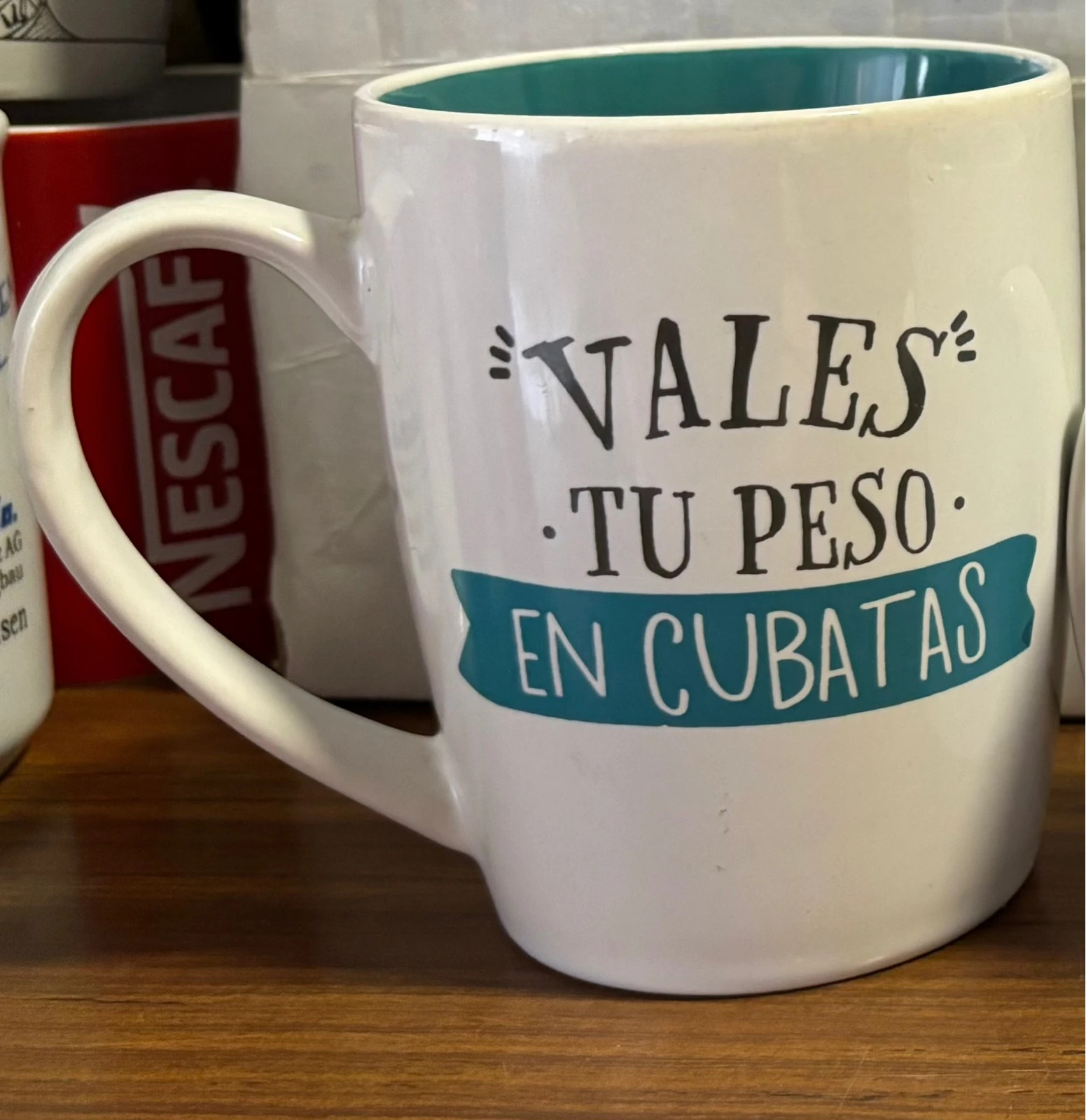Taza de cerámica divertidísima "Vales tu peso en cubatas" - Maku Mura – Maku mura