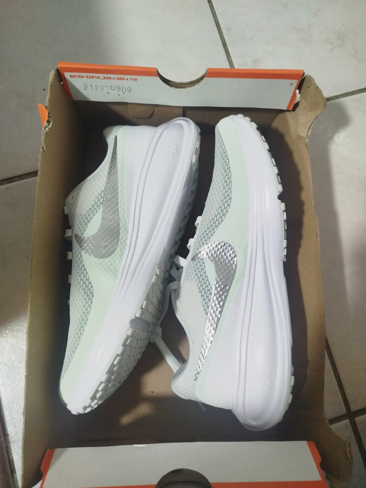 Baskets Nike grises et blanches taille 38.5 – Nike – taille EU 38 4
