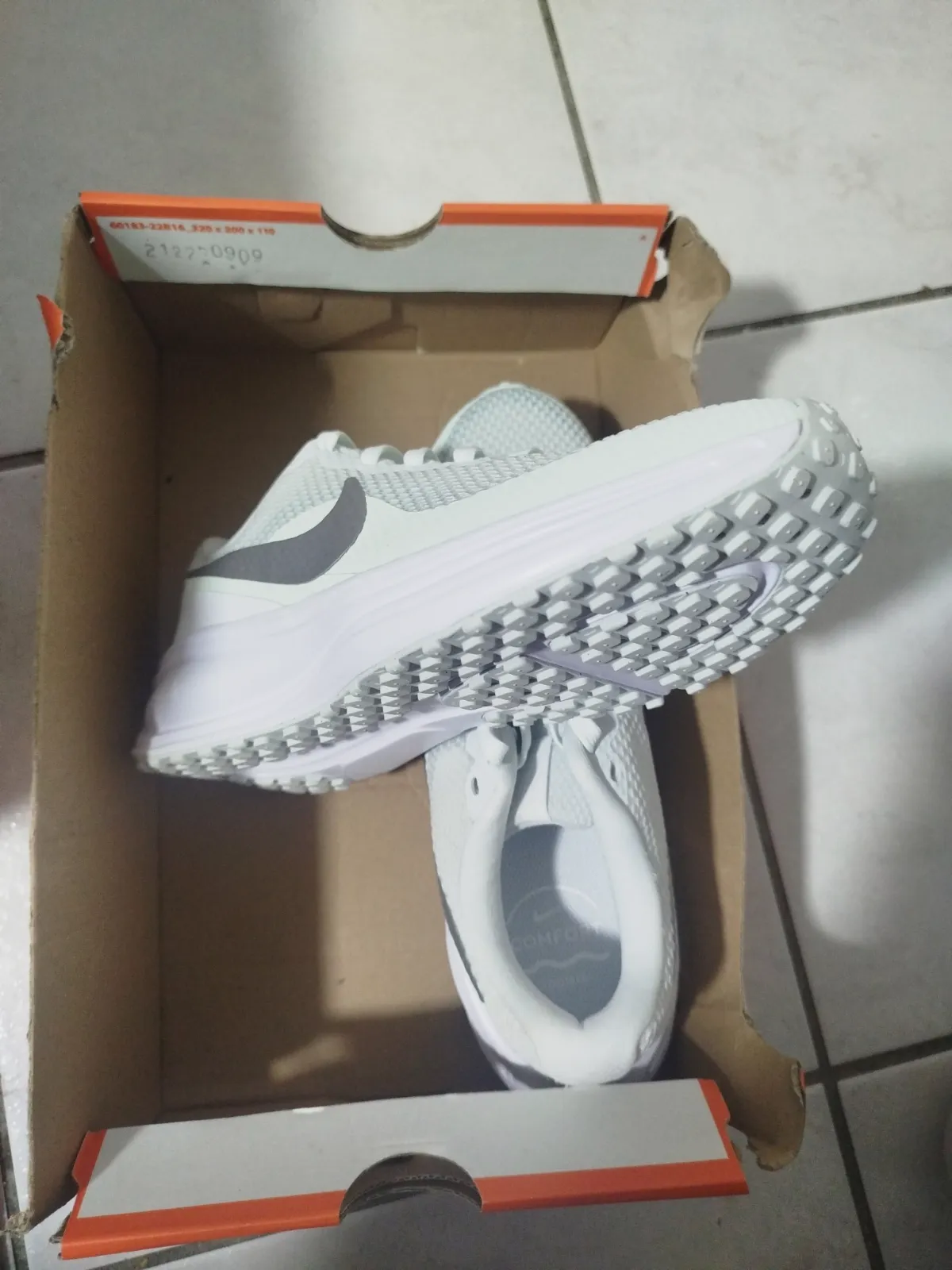 Baskets Nike grises et blanches taille 38.5 – Nike – taille EU 38 5