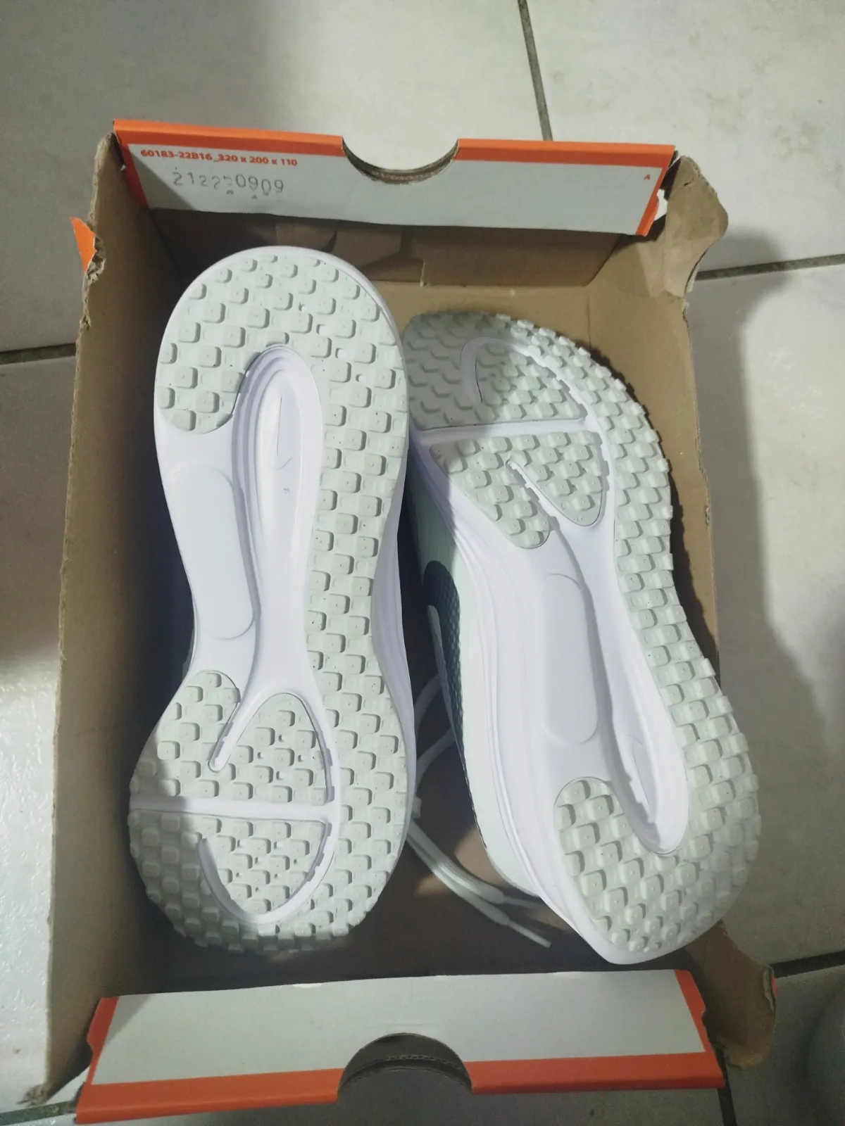 Baskets Nike grises et blanches taille 38.5 – Nike – taille EU 38 3