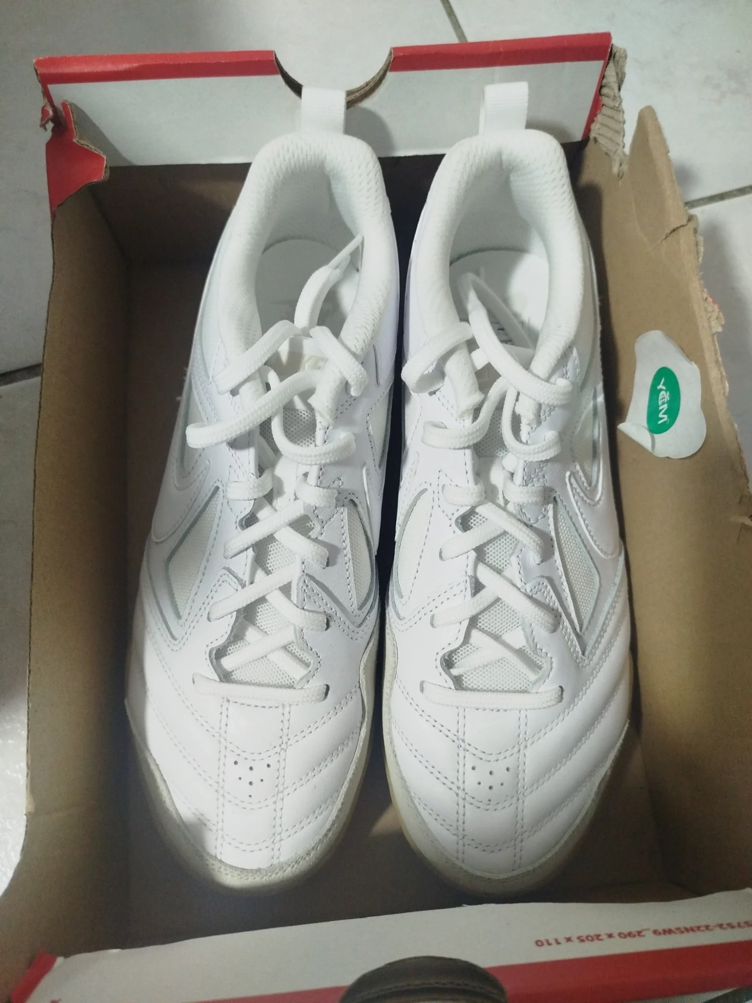 Baskets Nike Gato GS Blanches Taille 39