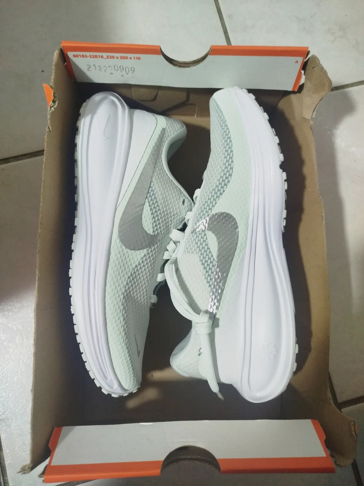 Baskets Nike grises et blanches taille 38.5 – Nike – taille EU 38 2
