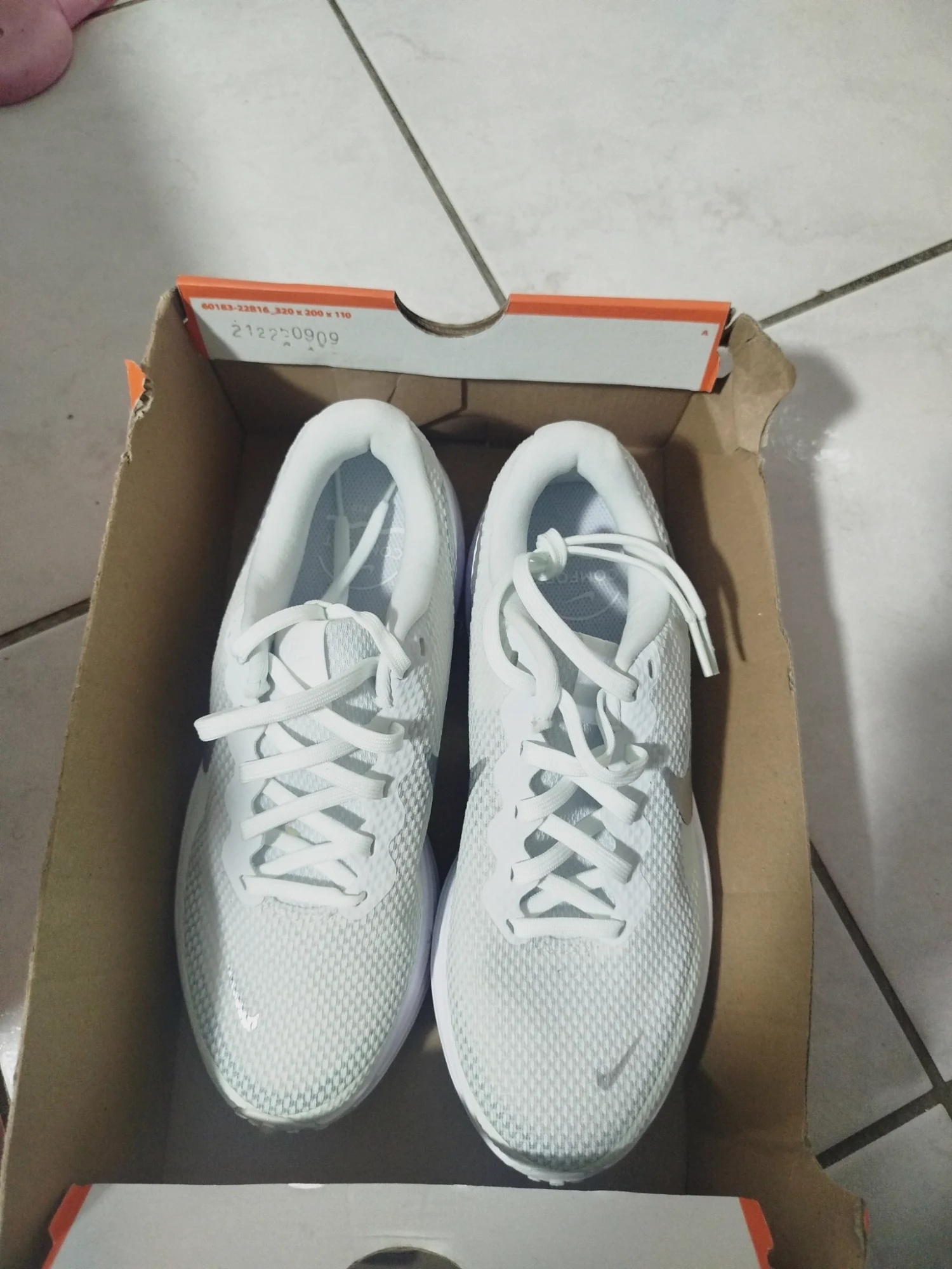 Baskets Nike grises et blanches taille 38.5
