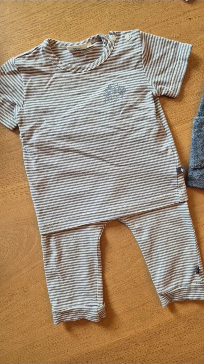 Ensemble bébé gris rayé cinq pièces – Kiabi – gris 2