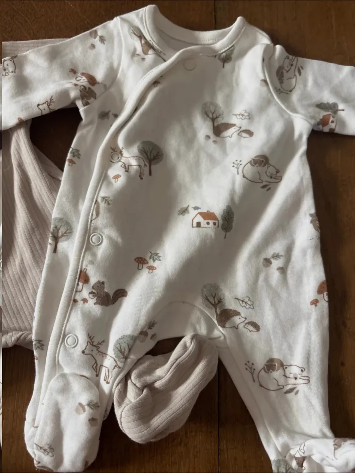 Lot de trois pyjamas bébé – C&A – gris, beige, blanc 4