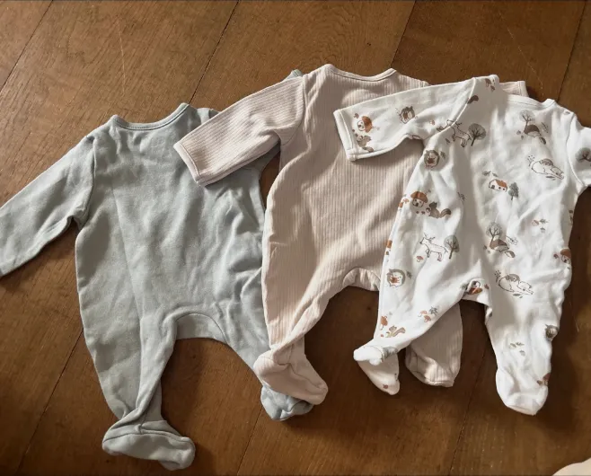Lot de trois pyjamas bébé – C&A – gris, beige, blanc 6