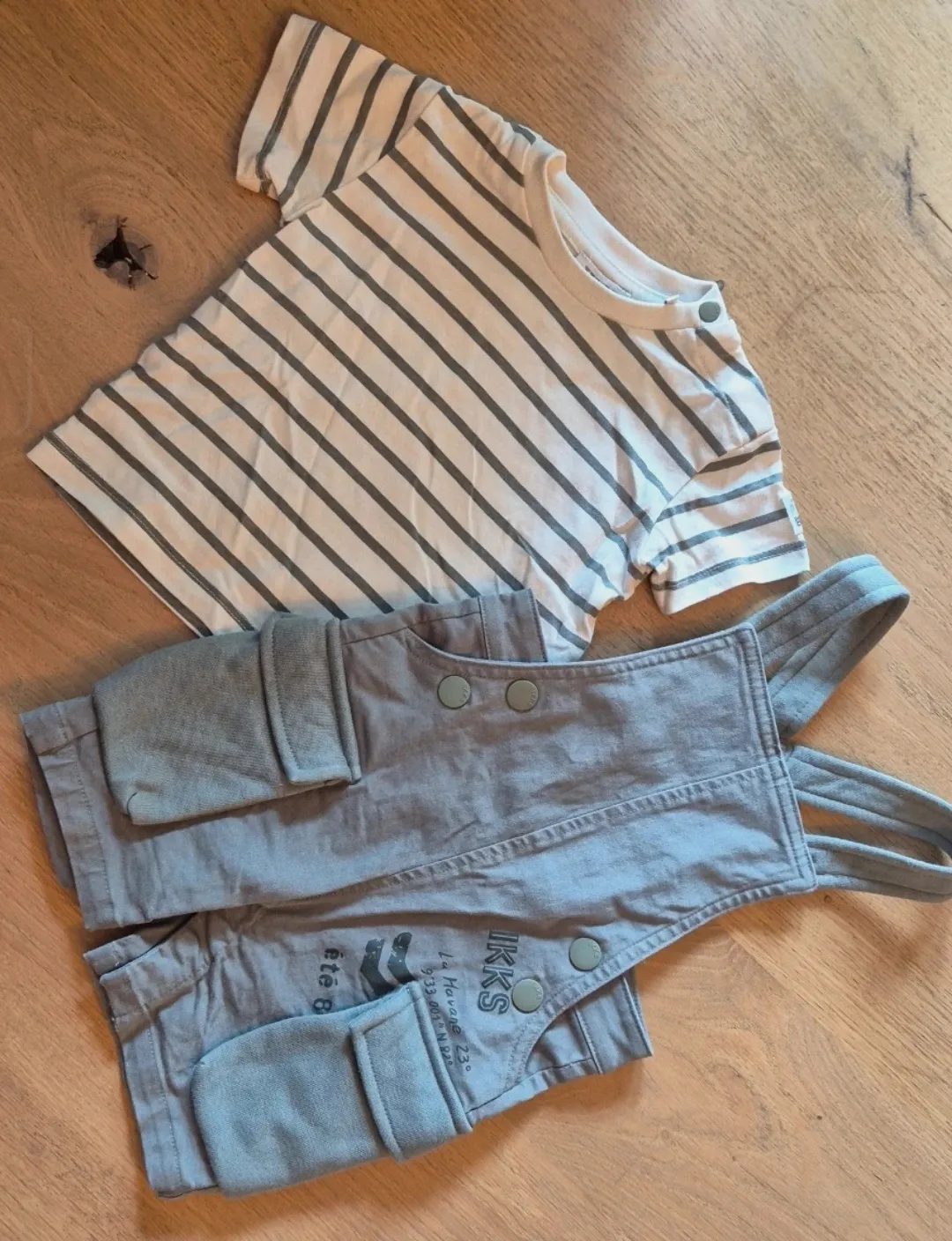 Ensemble bébé salopette et tee-shirt – IKKS – gris et blanc 4