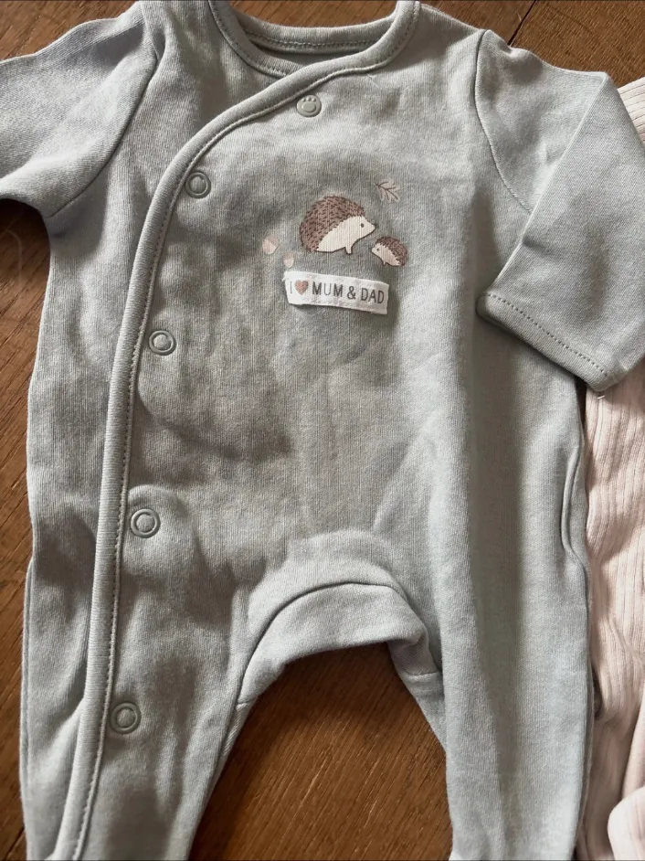 Lot de trois pyjamas bébé – C&A – gris, beige, blanc 2