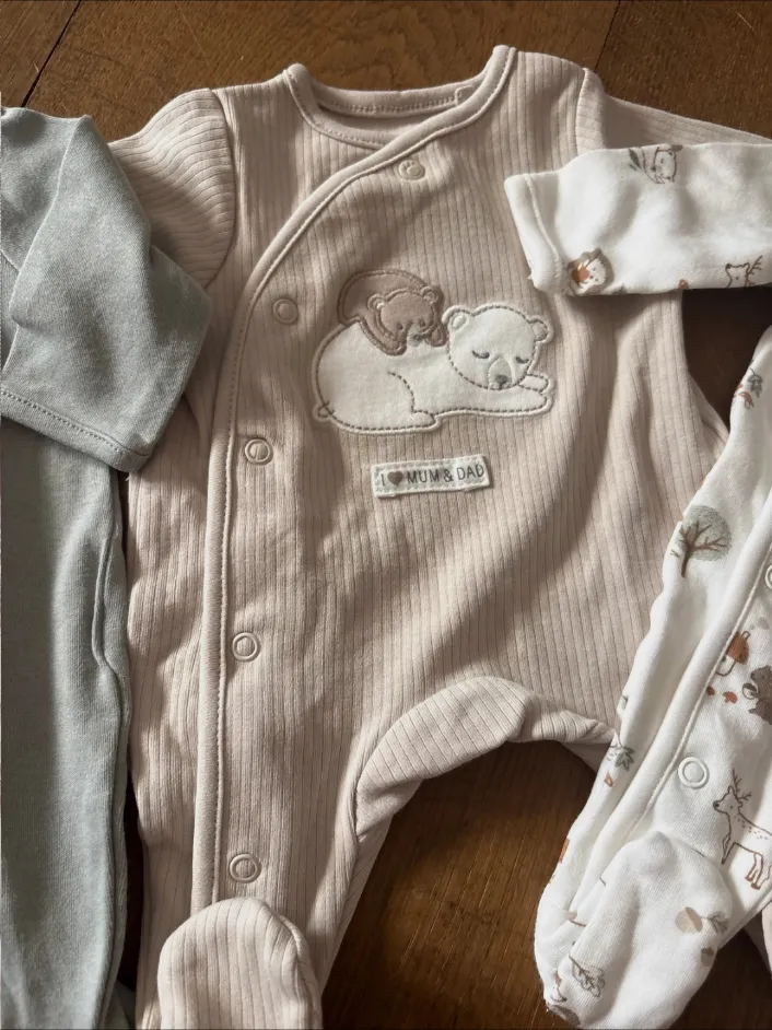 Lot de trois pyjamas bébé – C&A – gris, beige, blanc 3