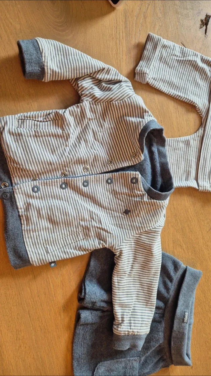 Ensemble bébé gris rayé cinq pièces – Kiabi – gris 3