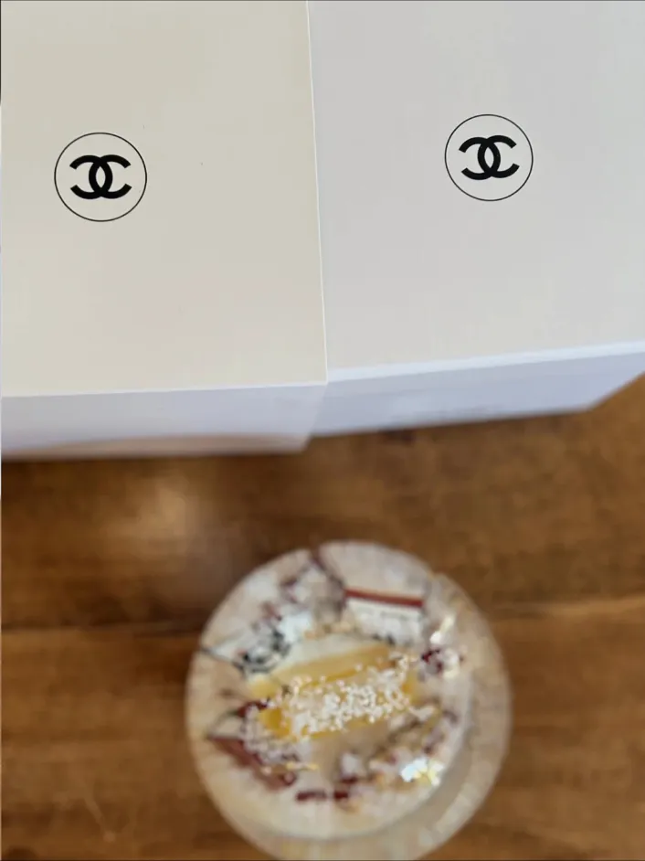 Boule à neige Chanel décor hivernal – Chanel – rouge 2