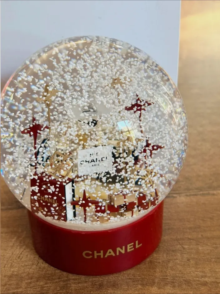 Boule à neige Chanel décor hivernal – Chanel – rouge 3
