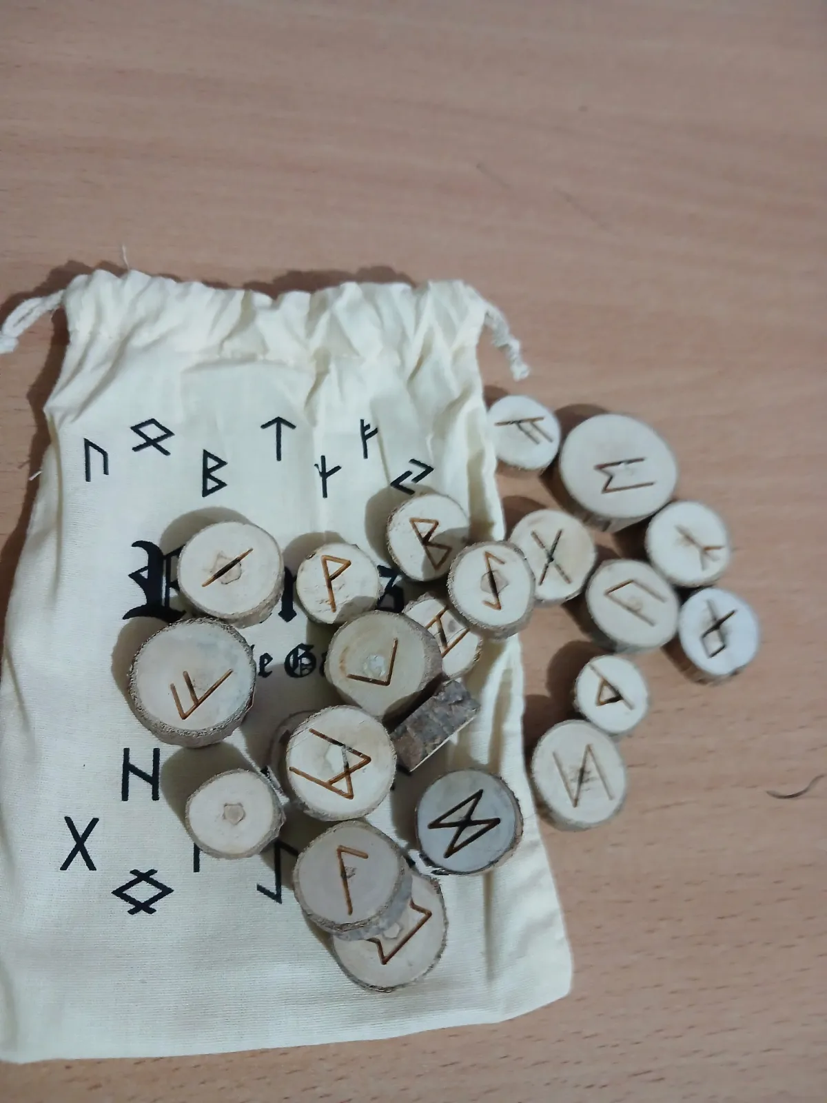Jeu de runes divinatoires en bois avec pochon