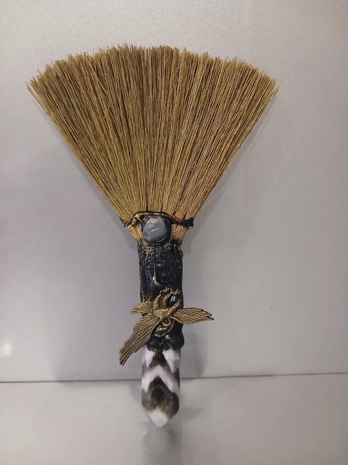 Balai décoratif artisanal avec cristal et oiseau