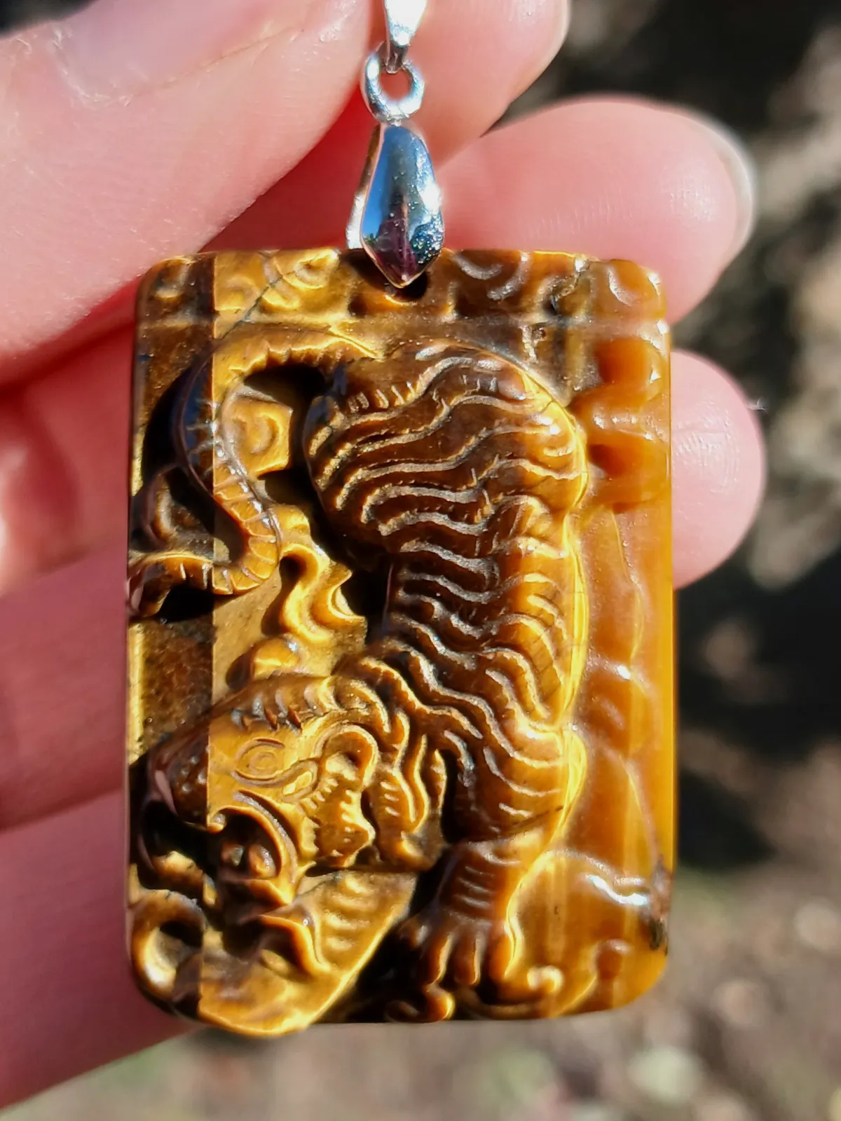 Pendentif oeil de tigre sculpté