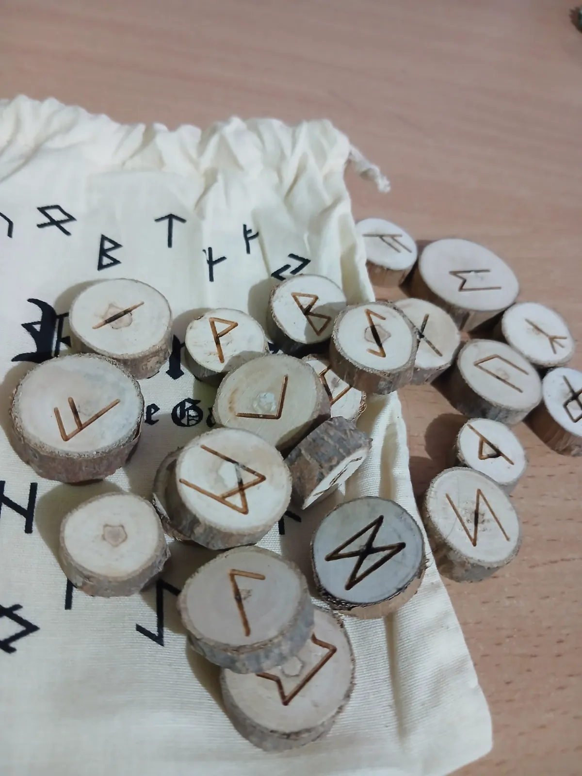 Jeu de runes divinatoires en bois avec pochon – sans marque 3