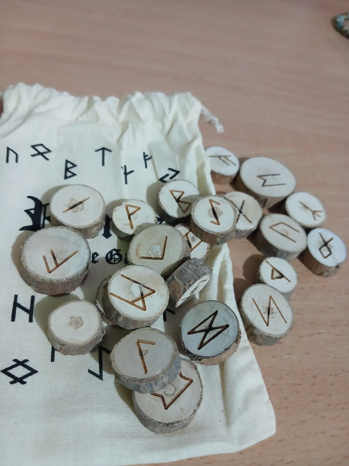 Jeu de runes divinatoires en bois avec pochon – sans marque 2