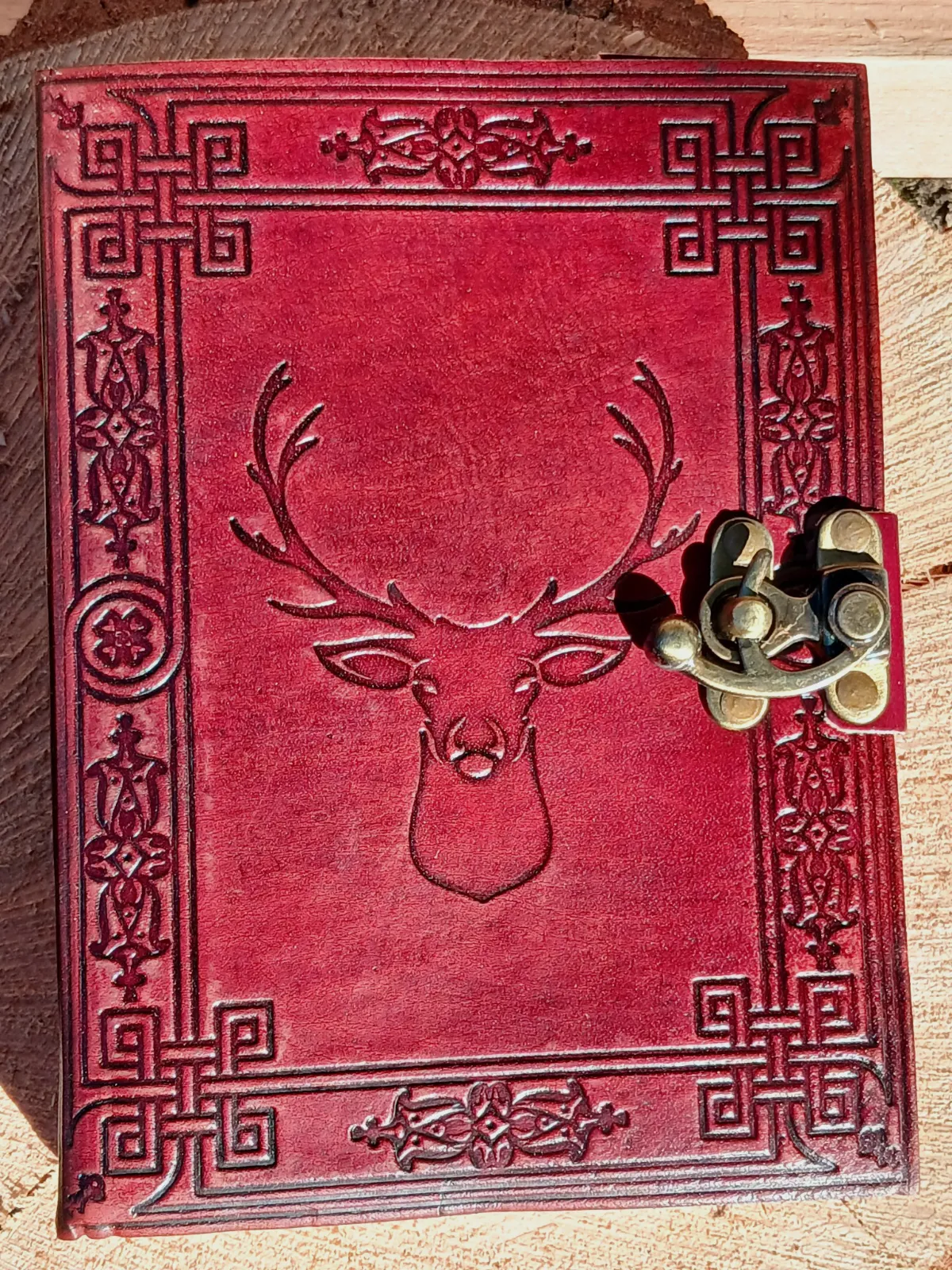 Grimoire / Carnet en cuir véritable - Motif Cerf & Fermoir Laiton