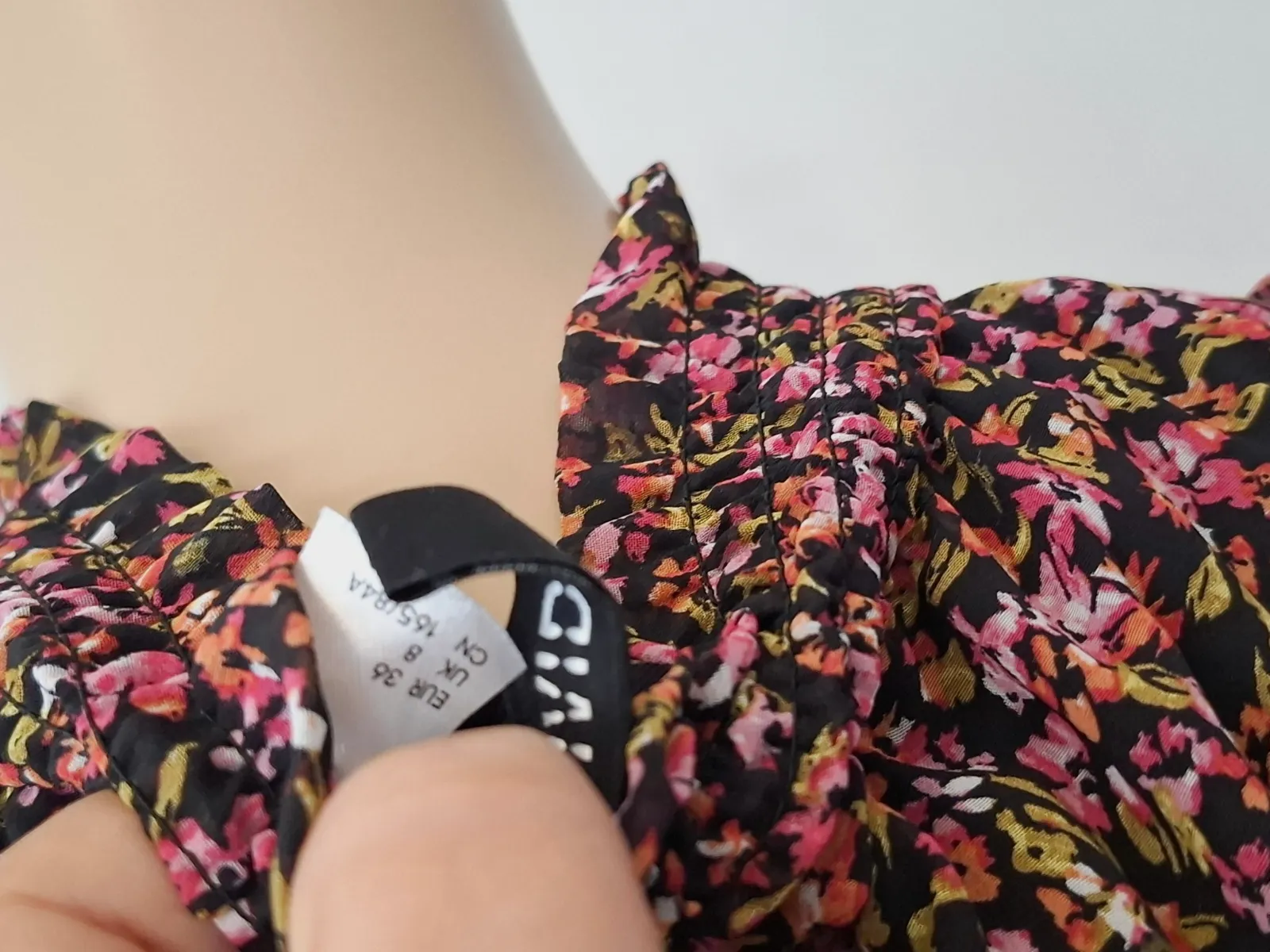 Robe h&m noir fleuri multi taille 36 en tres bon etat – H&M – taille S 4
