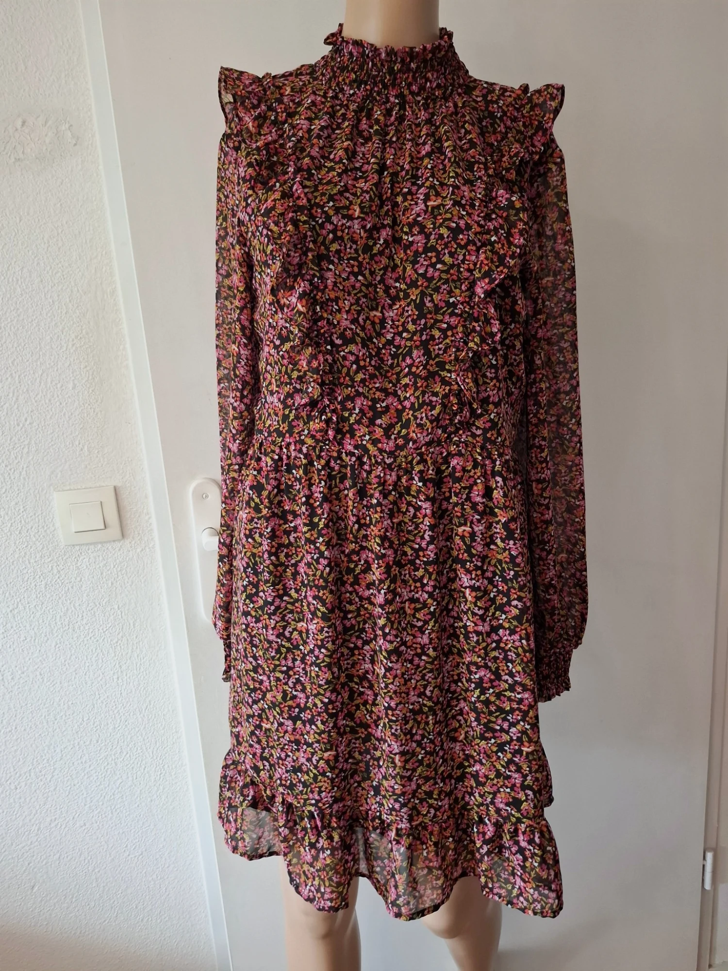 Robe h&m noir fleuri multi taille 36 en tres bon etat
