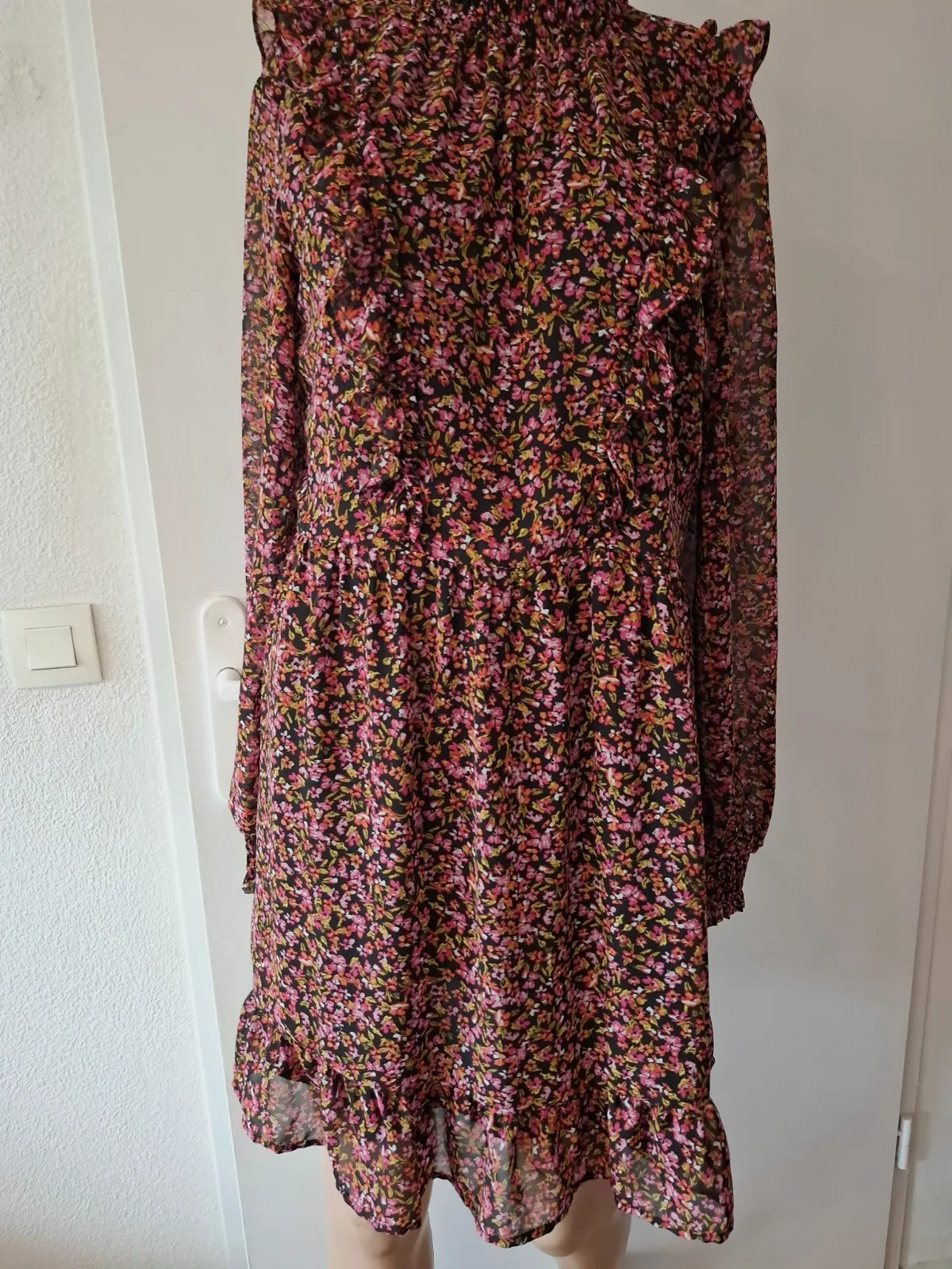 Robe h&m noir fleuri multi taille 36 en tres bon etat – H&M – taille S 3
