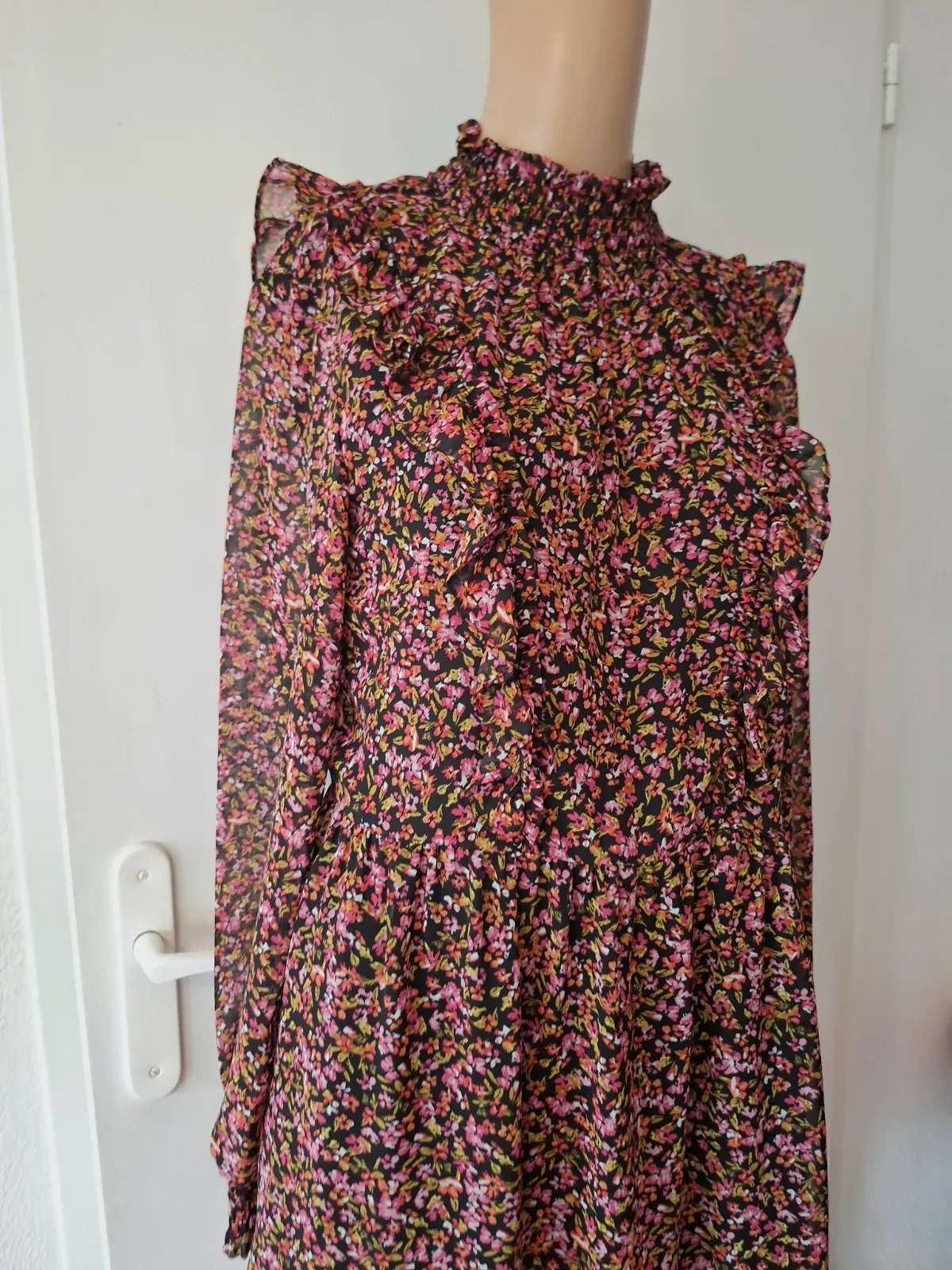 Robe h&m noir fleuri multi taille 36 en tres bon etat – H&M – taille S 2