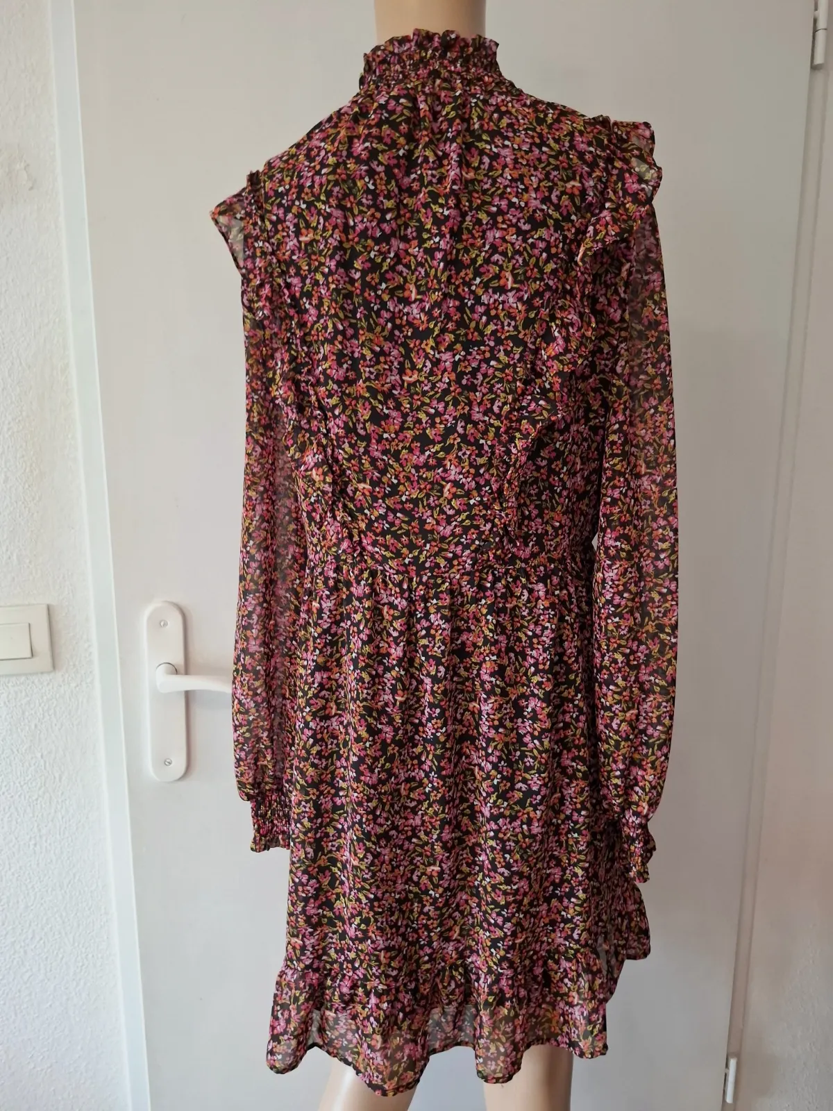 Robe h&m noir fleuri multi taille 36 en tres bon etat – H&M – taille S 5