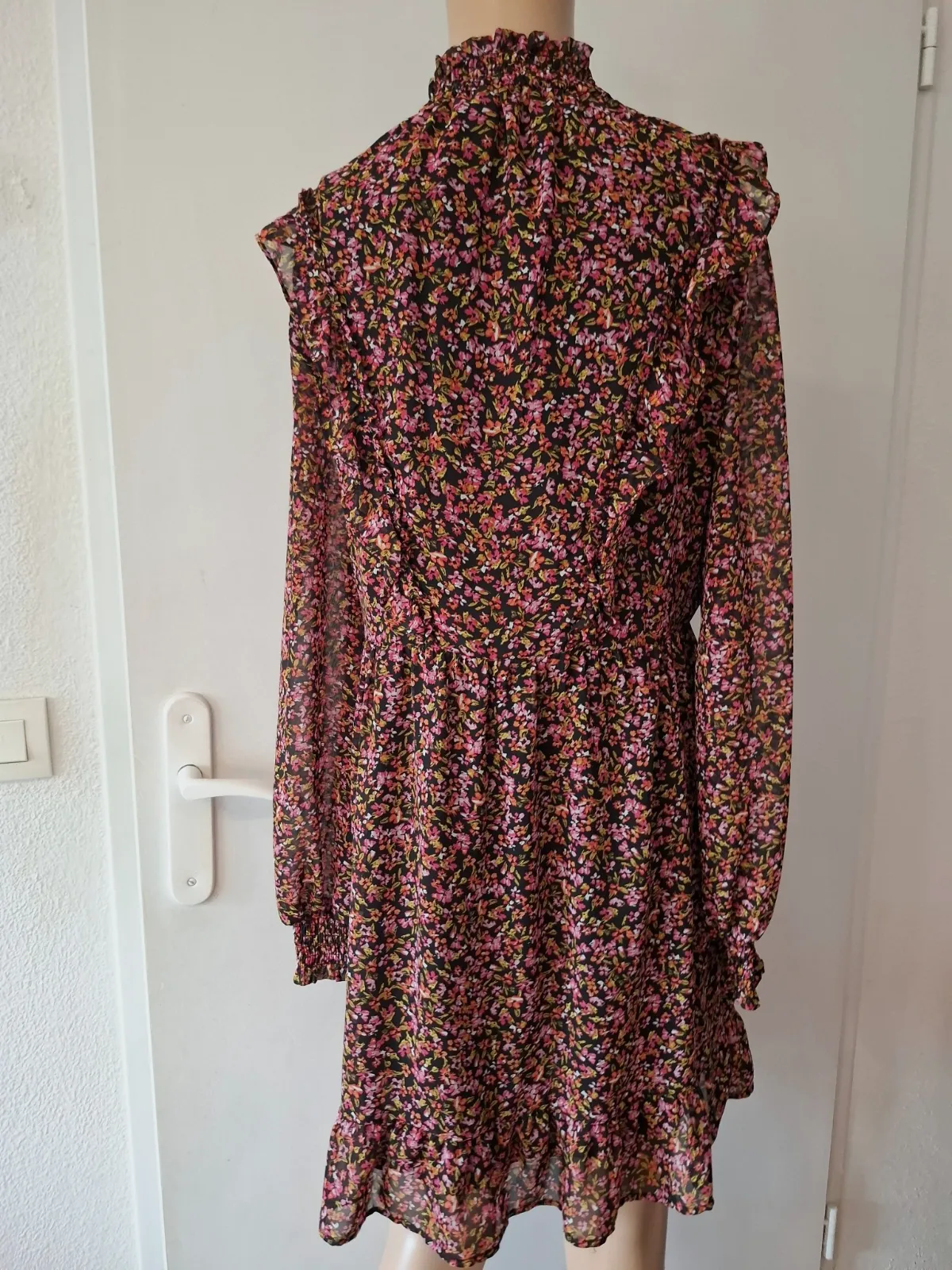 Robe h&m noir fleuri multi taille 36 en tres bon etat – H&M – taille S 6
