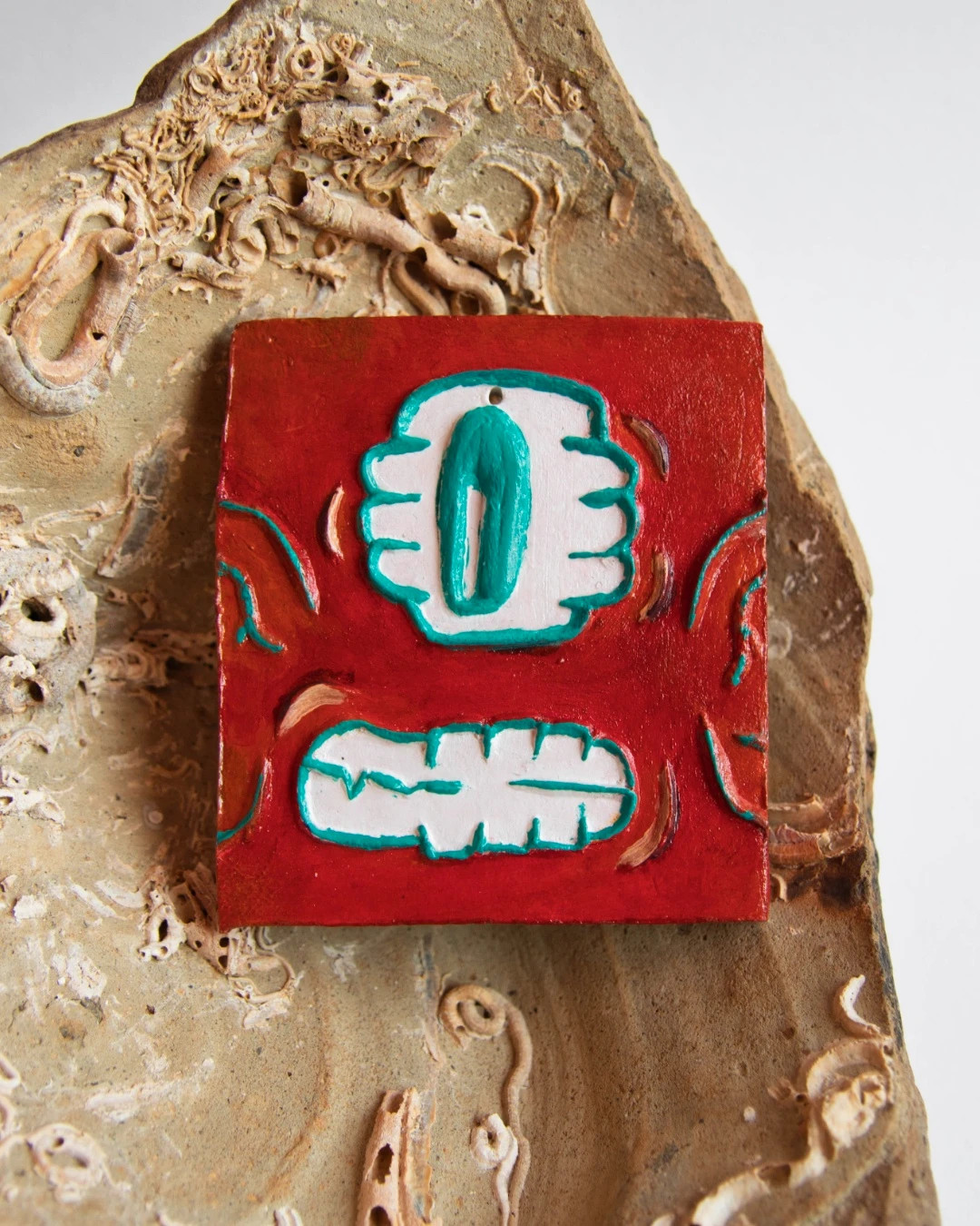 Escultura Cerámica Abstracta Ojo y Dientes - Decoración Roja y Turquesa Japandi / Pop Art – Art