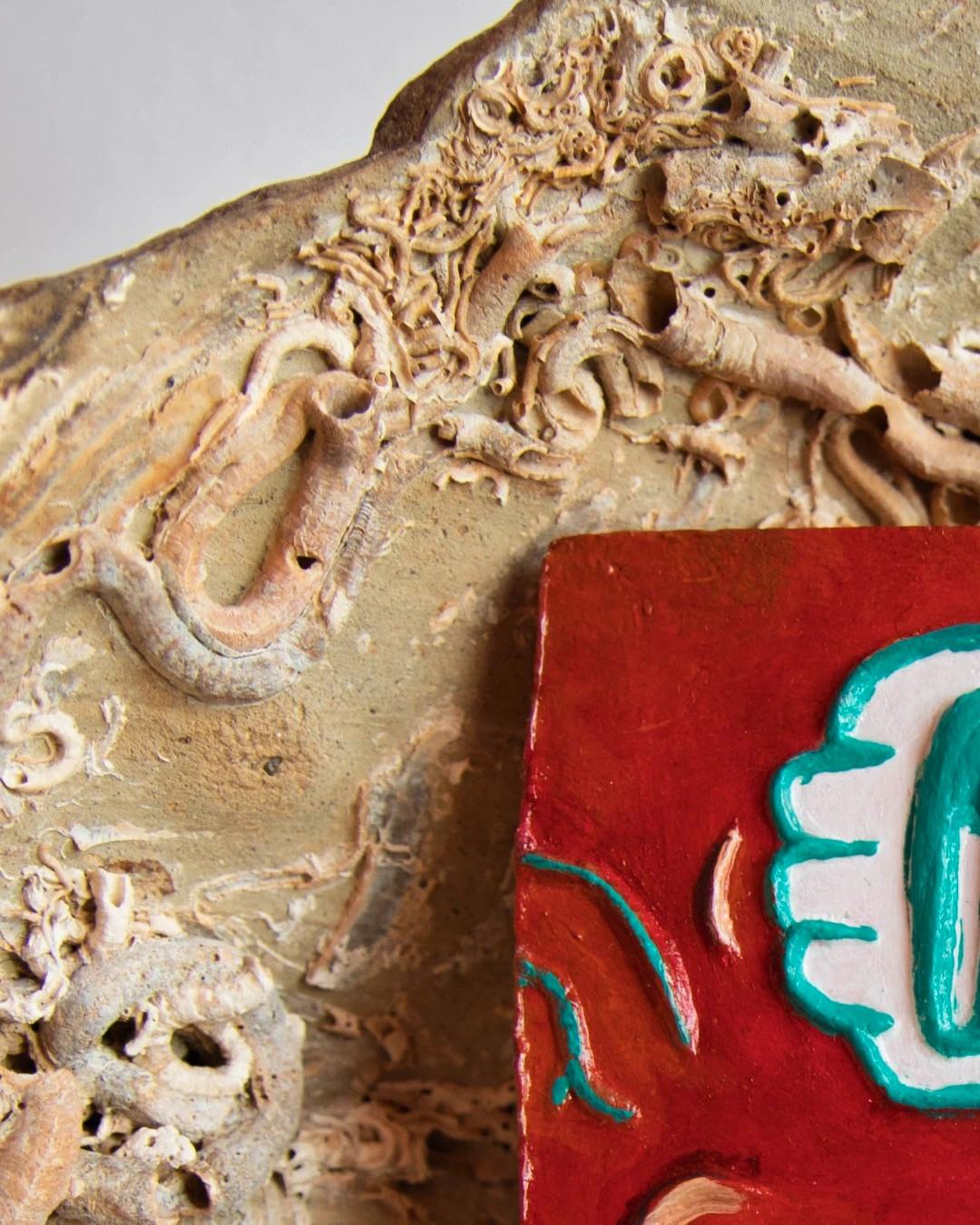 Escultura Cerámica Abstracta Ojo y Dientes - Decoración Roja y Turquesa Japandi / Pop Art – Art 3