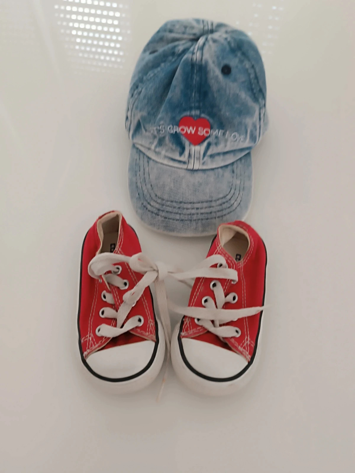 Baskets converse et casquette garçon