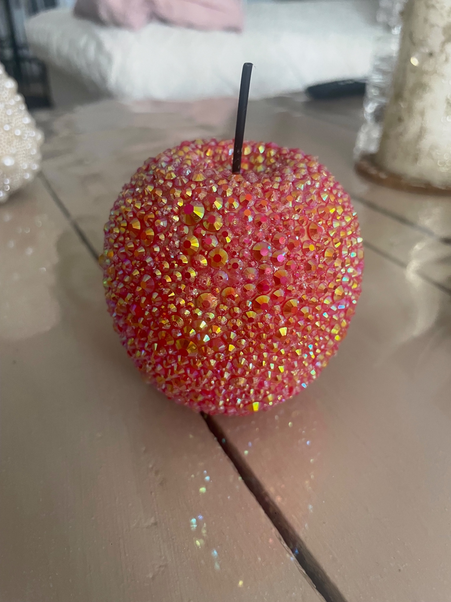 Pomme décorative rouge strass scintillants