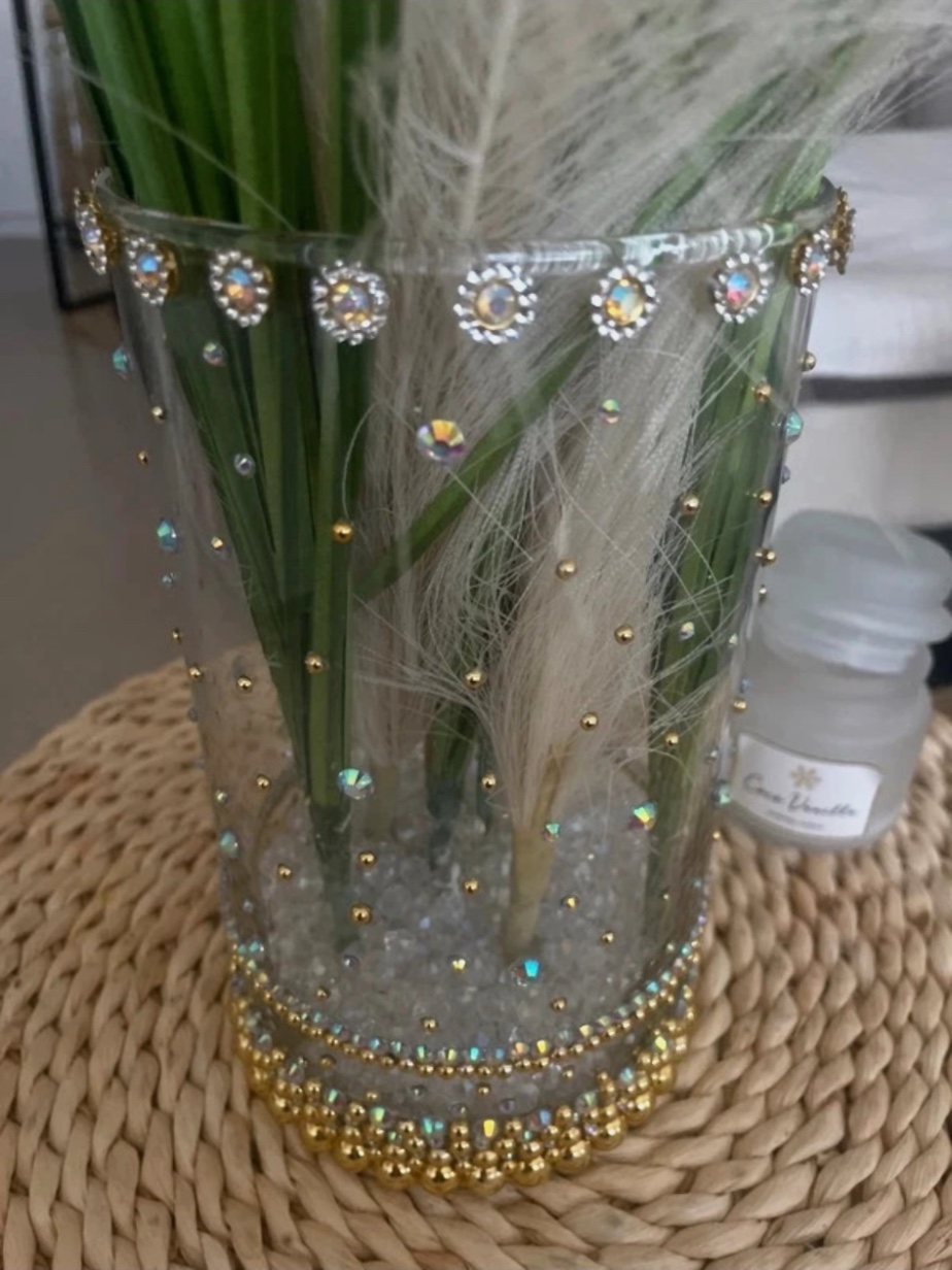 Vase en verre décoré de perles dorées et strass